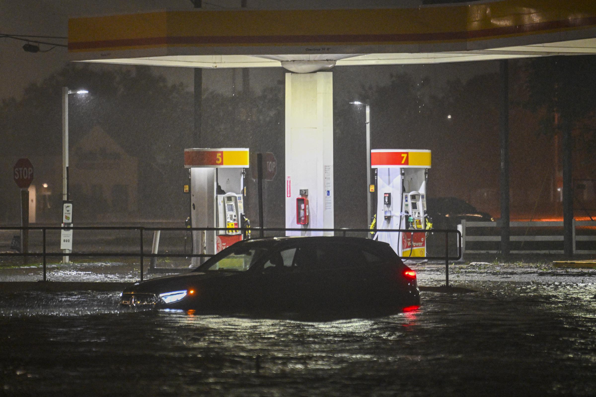 Un véhicule est bloqué dans une rue inondée après que l'ouragan Milton a touché terre à Brandon, en Floride, le 9 octobre 2024 | Source : Getty Images