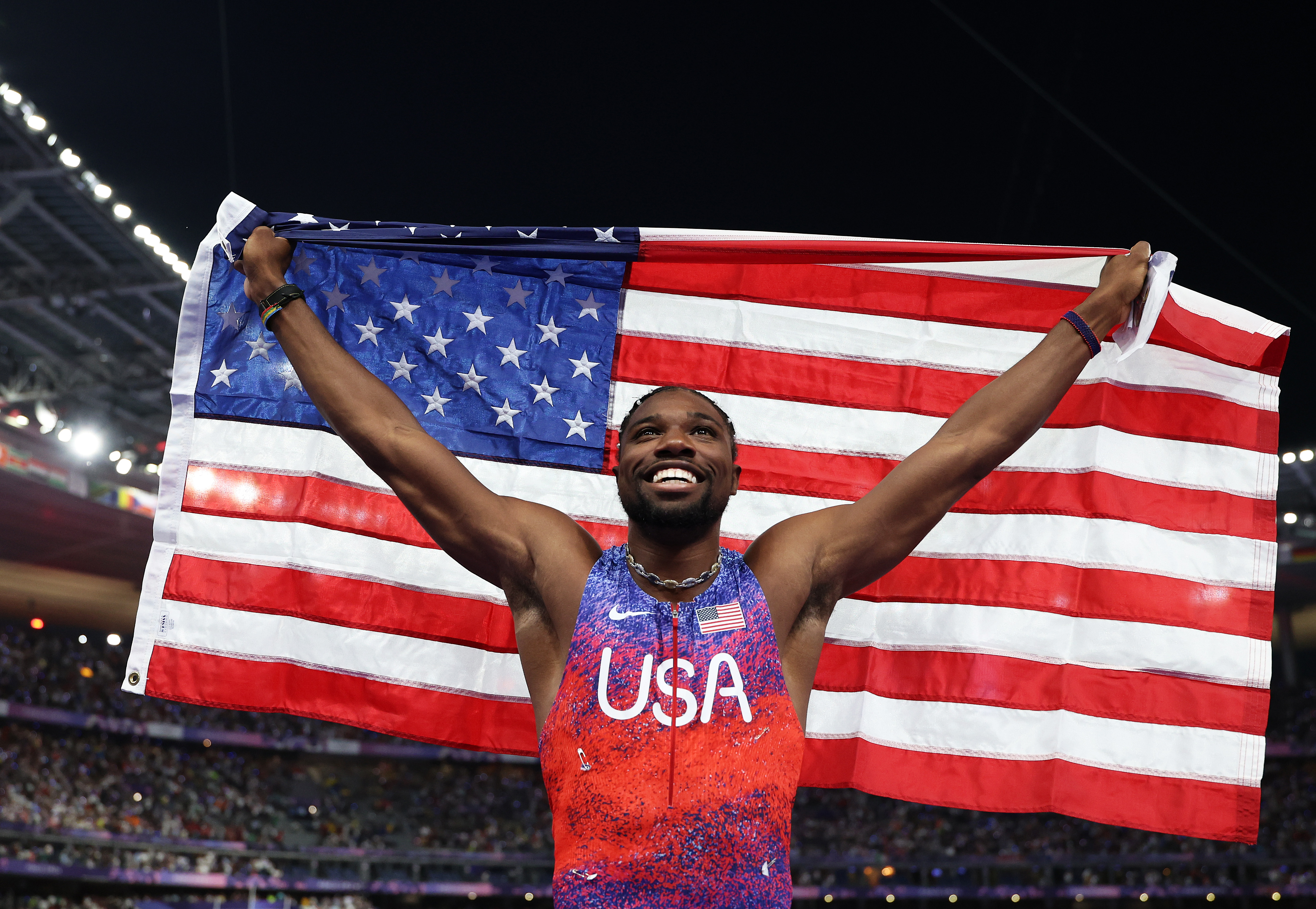 Noah Lyles célèbre la victoire de la médaille d'or après avoir disputé la finale du 100 m masculin aux Jeux olympiques Paris 2024 à Paris, en France, le 4 août 2024. | Source : Getty Images