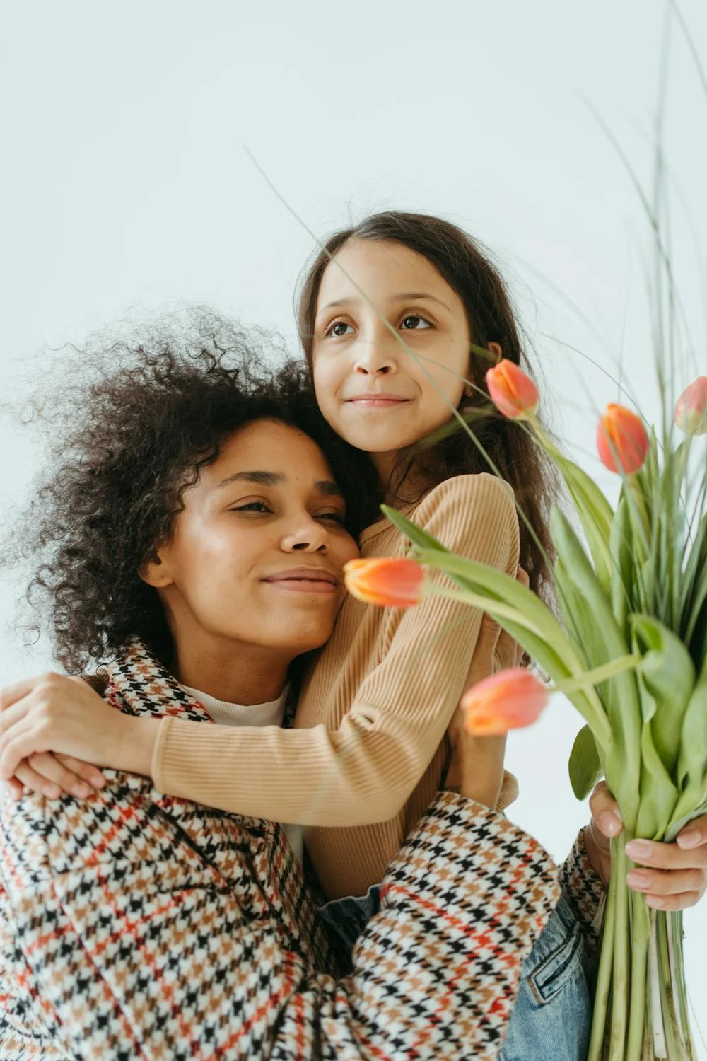 Une femme serrant sa fille dans ses bras | Source : Pexels