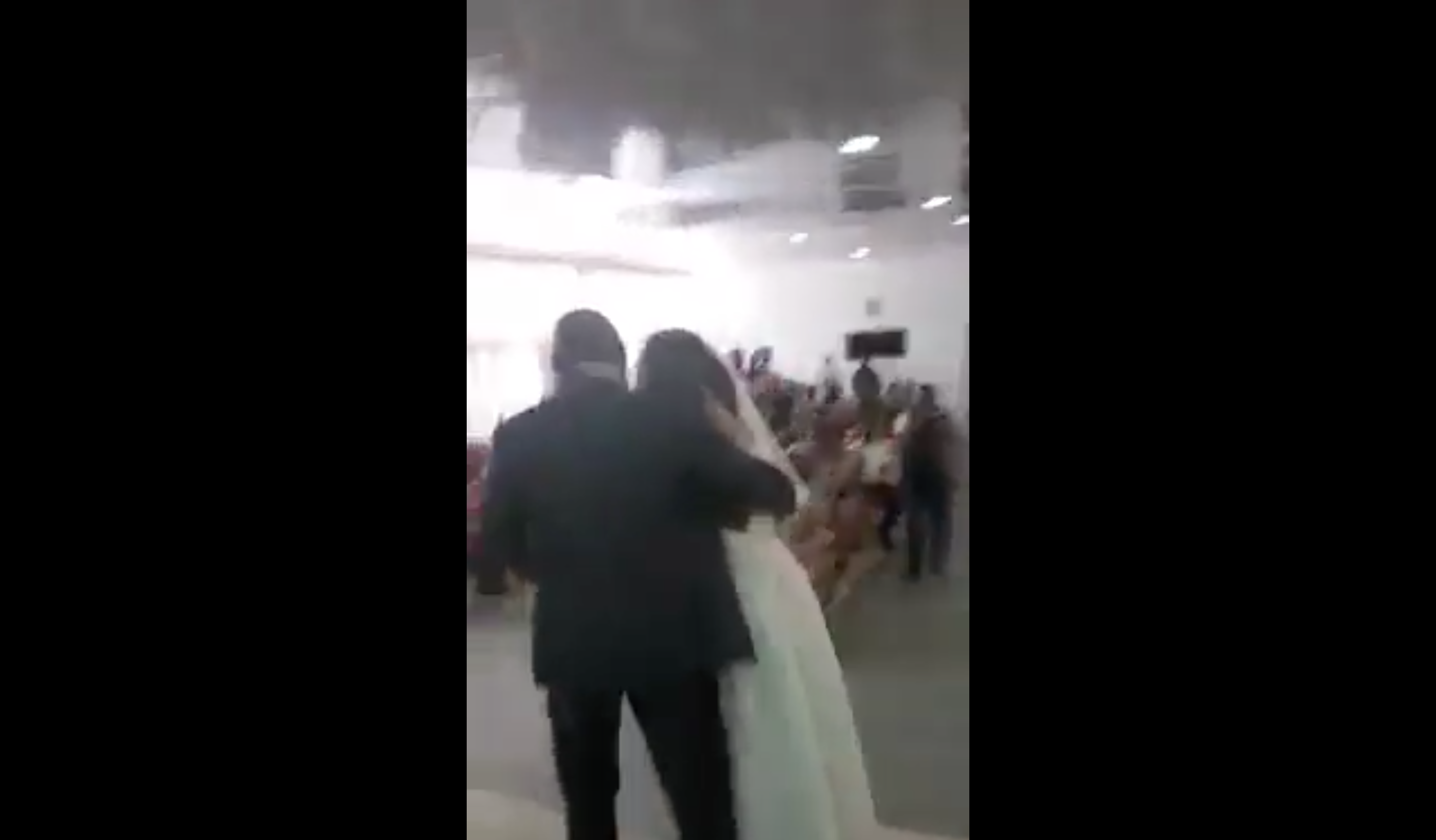 Le marié tente d'écarter l'intruse pour que la cérémonie puisse se poursuivre. | Source : Facebook.com/Maguqa