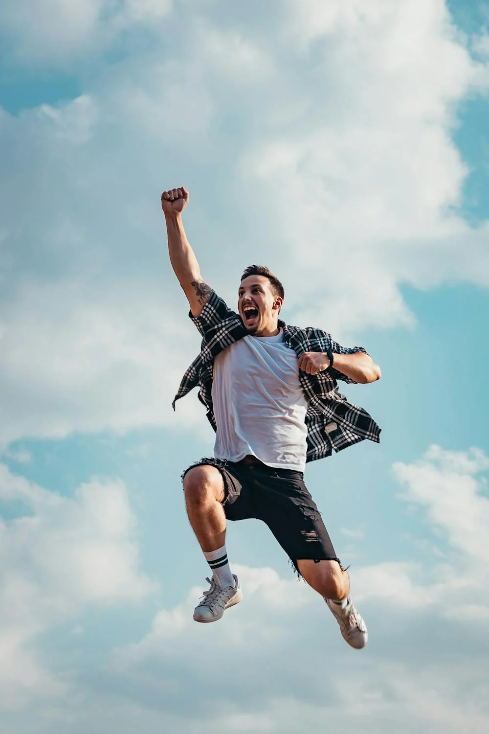 Un homme heureux qui saute en l'air ⏐ Source : Pexels