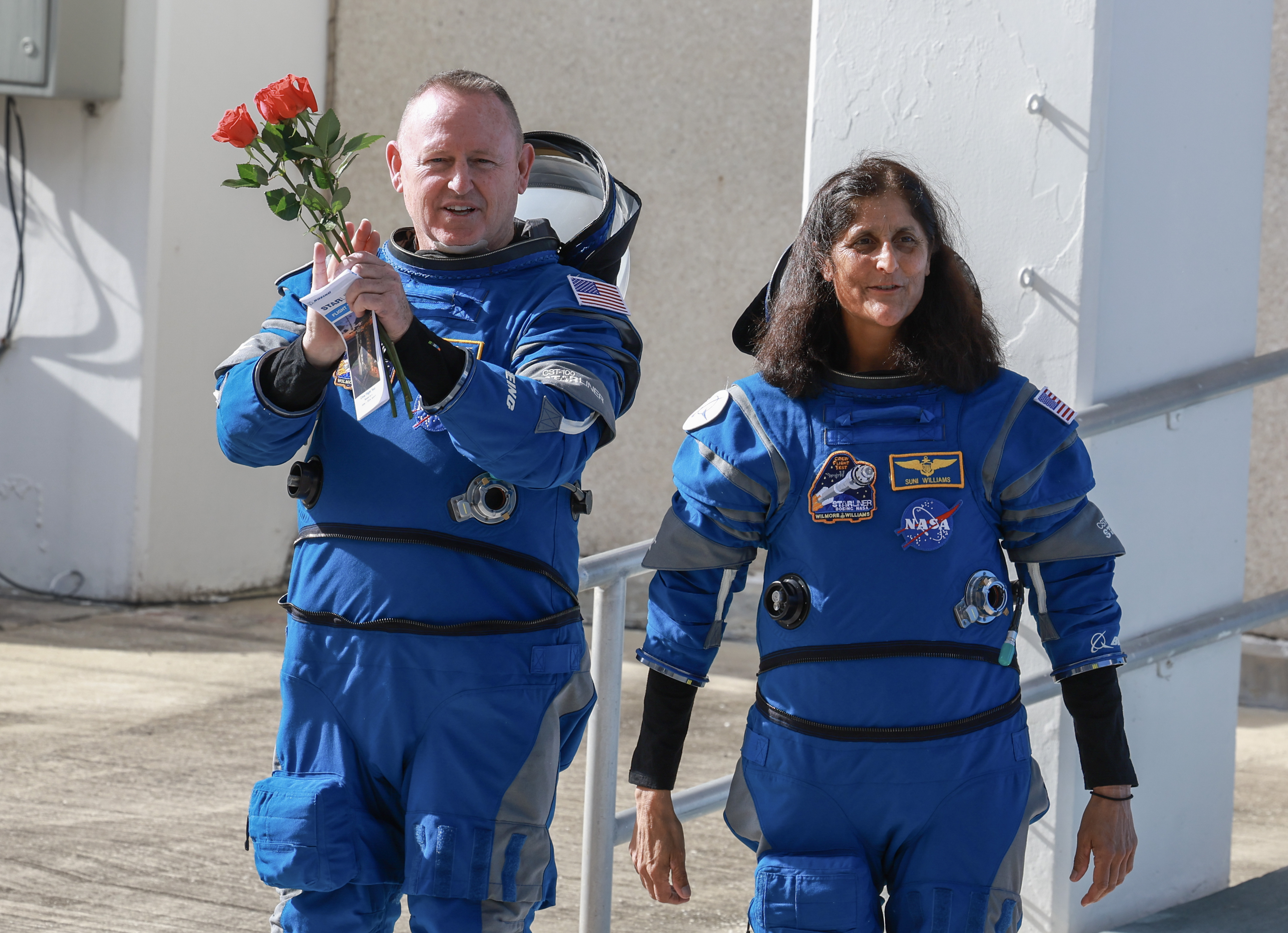 Barry Wilmore et la pilote Sunita Williams sortant du bâtiment des opérations et des vérifications, le 5 juin 2024, à Cap Canaveral, en Floride. | Source : Getty Images