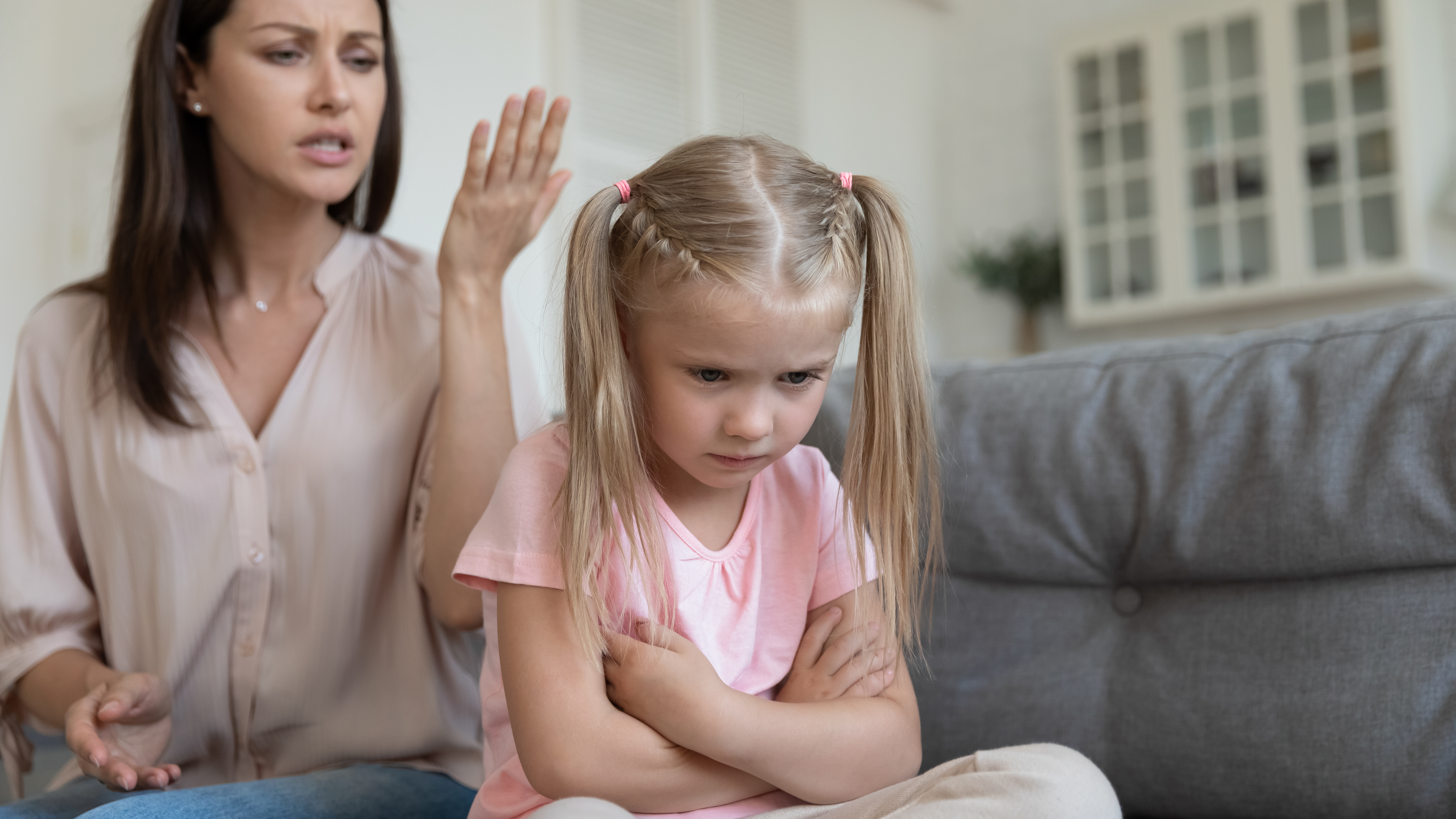 Une mère tente d'éduquer sa petite fille en colère | Source : Shutterstock