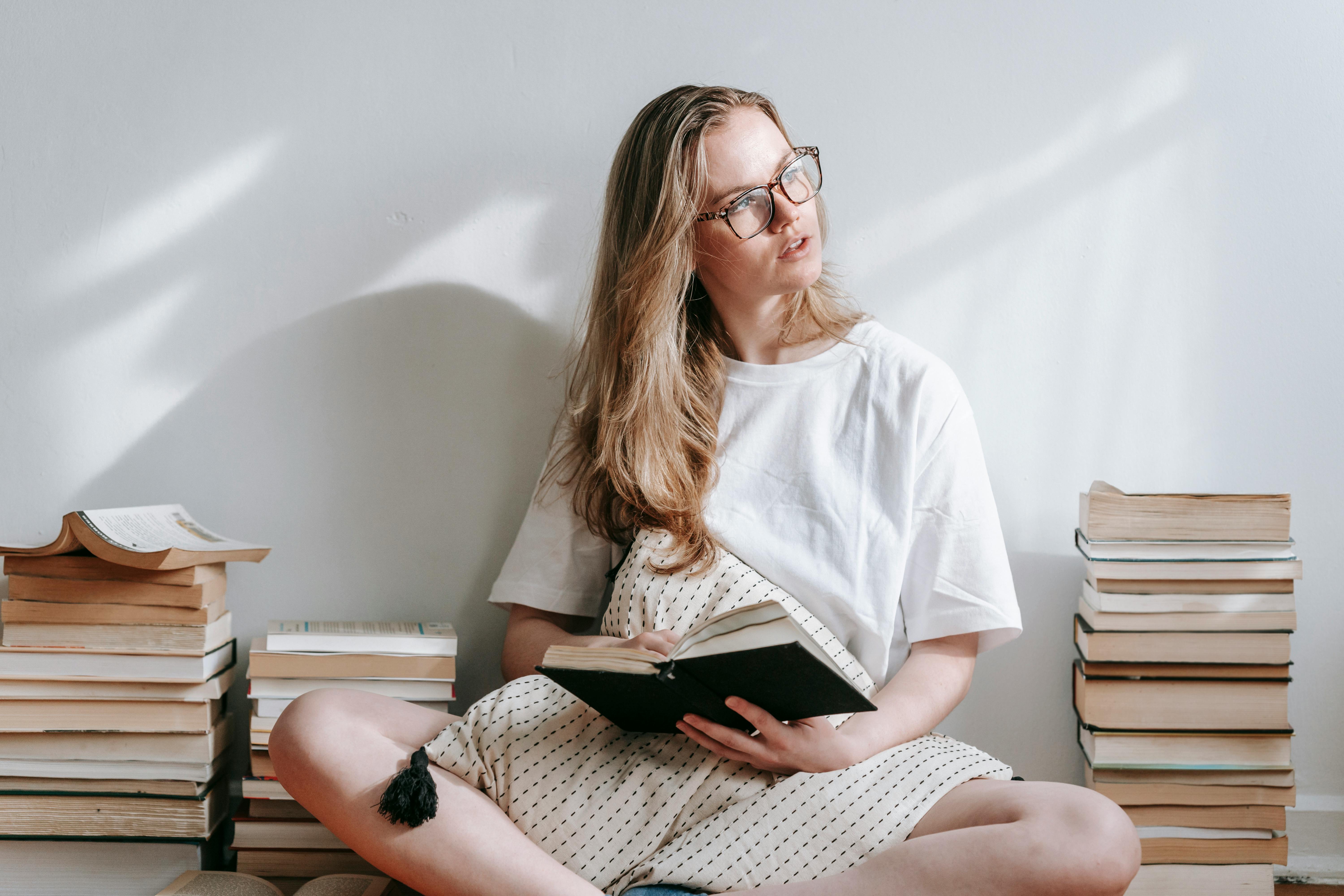 Une femme qui étudie et regarde sur le côté | Source : Pexels