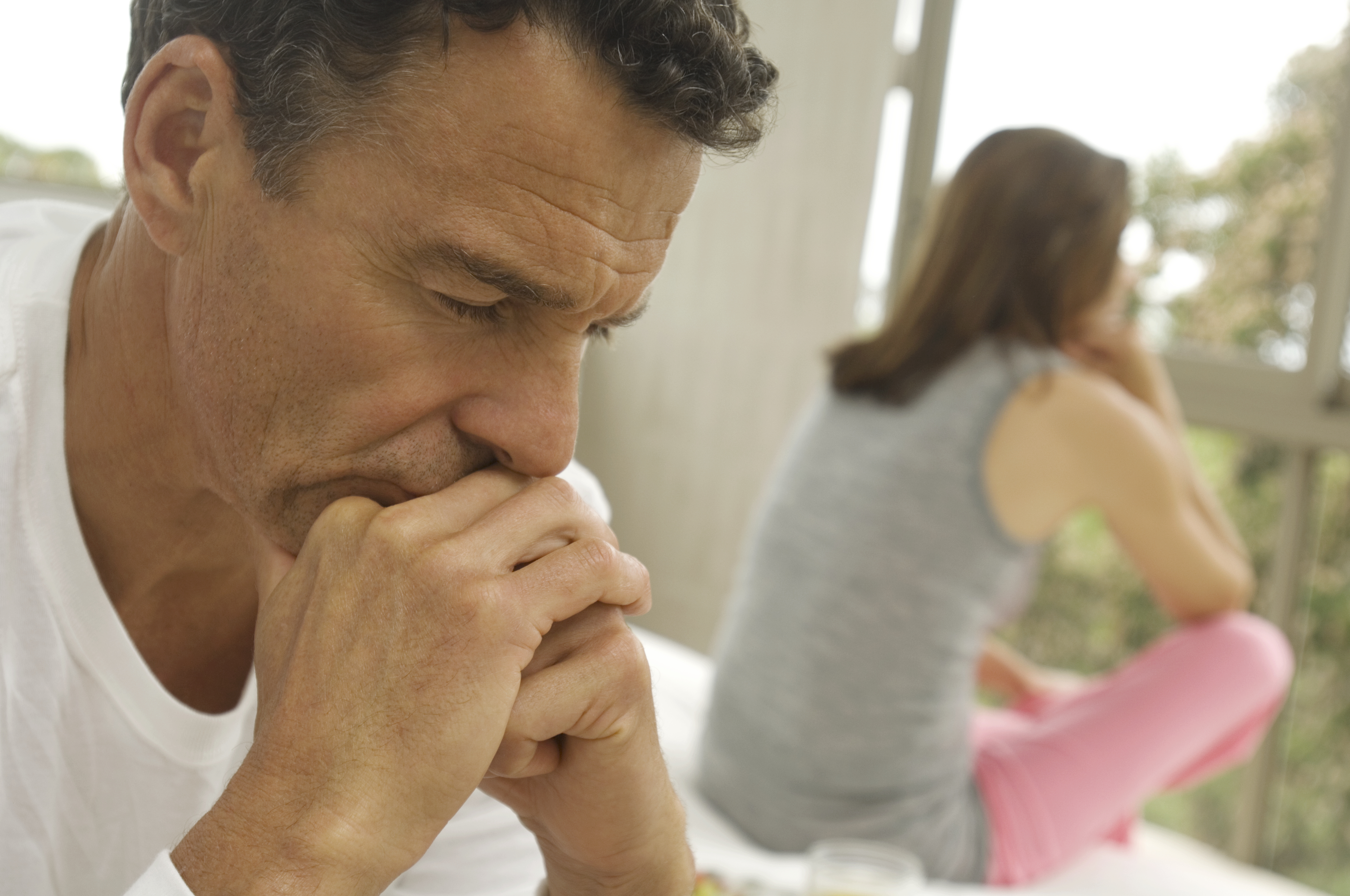 Un couple assis à l'écart après une dispute | Source : Getty Images