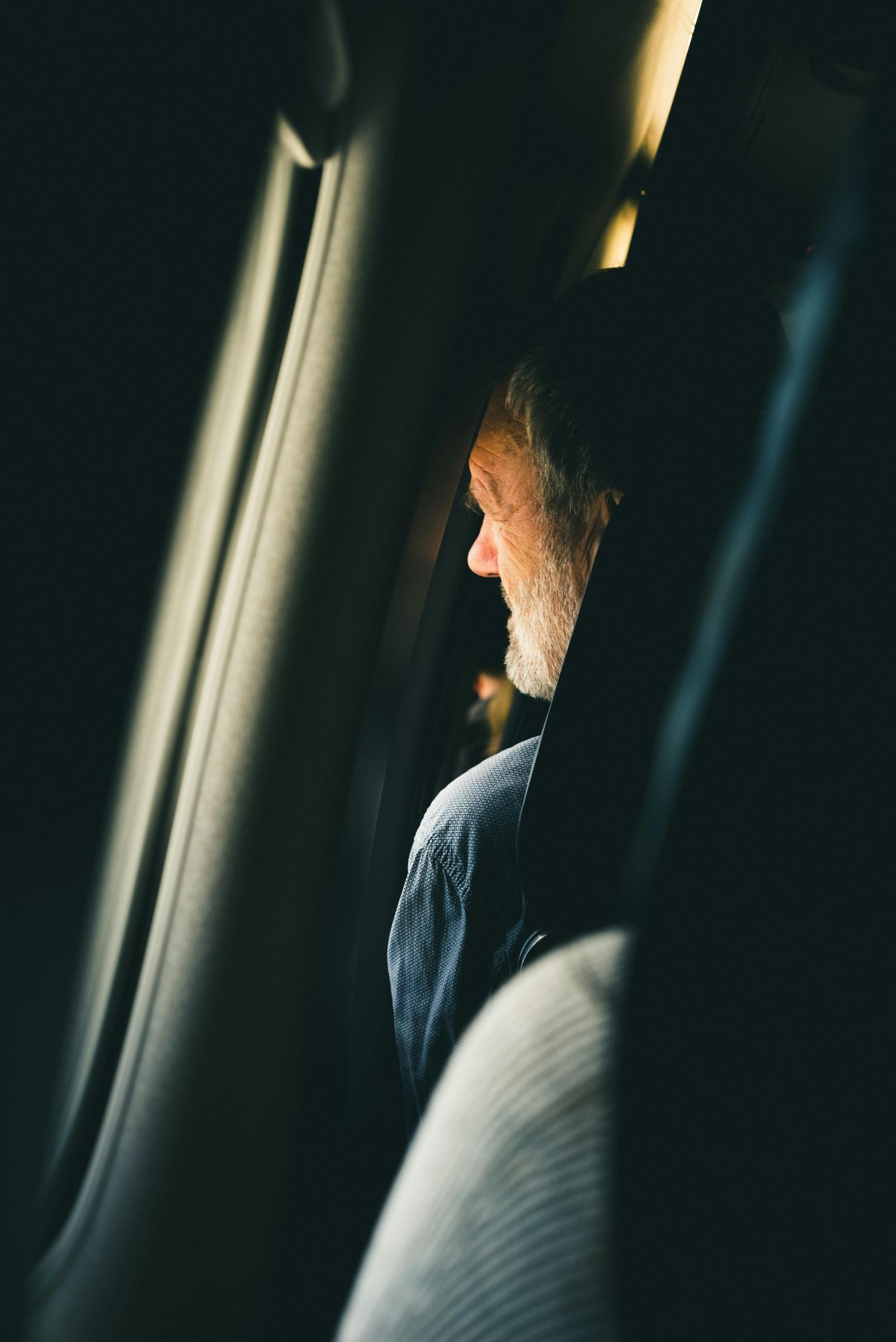 Un homme assis sur un siège d'avion | Source : Pexels