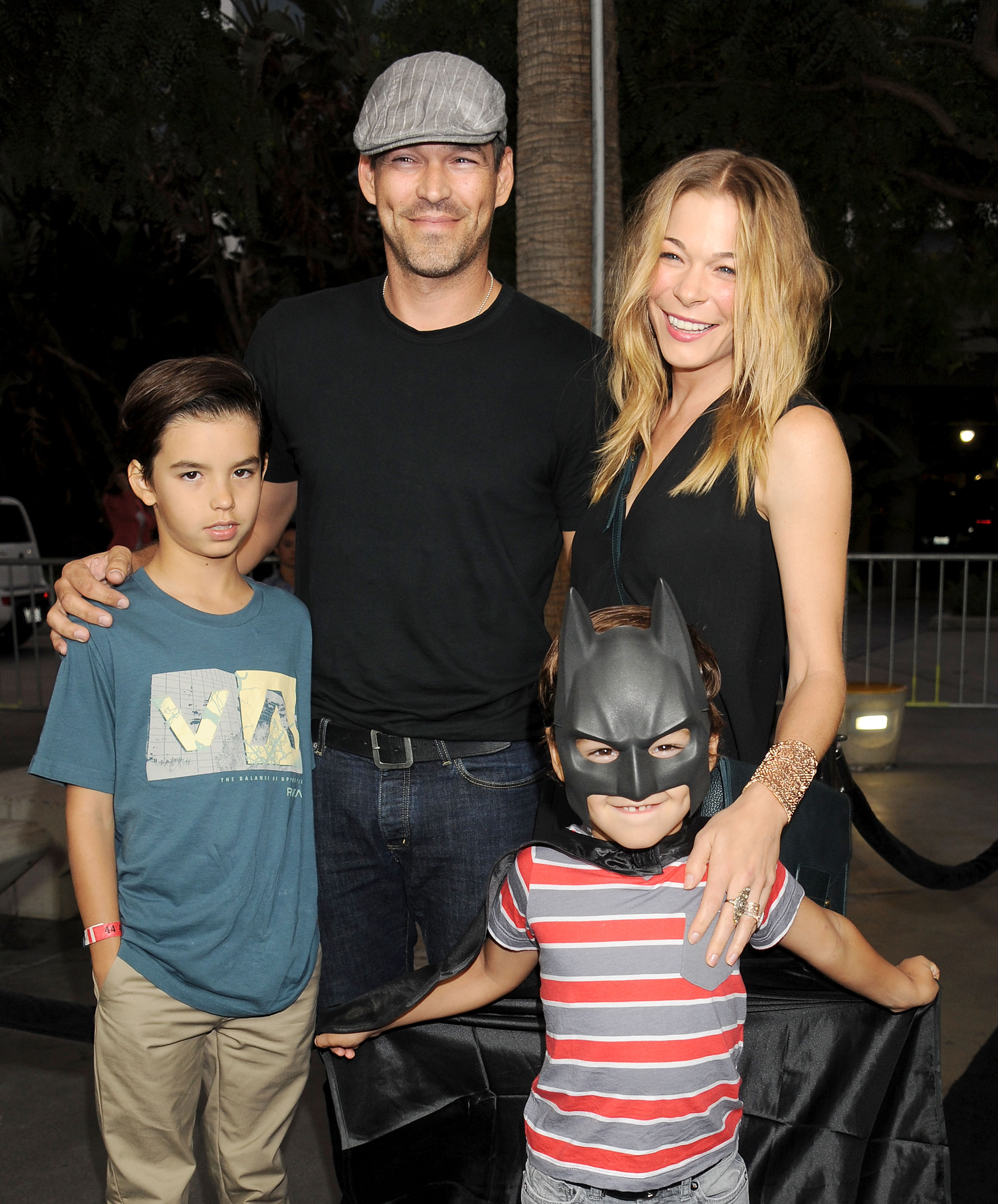 L'acteur avec ses fils, Mason et Jake, et sa femme LeAnn Rimes lors de la représentation d'ouverture de "Batman Live !" au Staples Center le 27 septembre 2012, à Los Angeles, en Californie. | Source : Getty Images