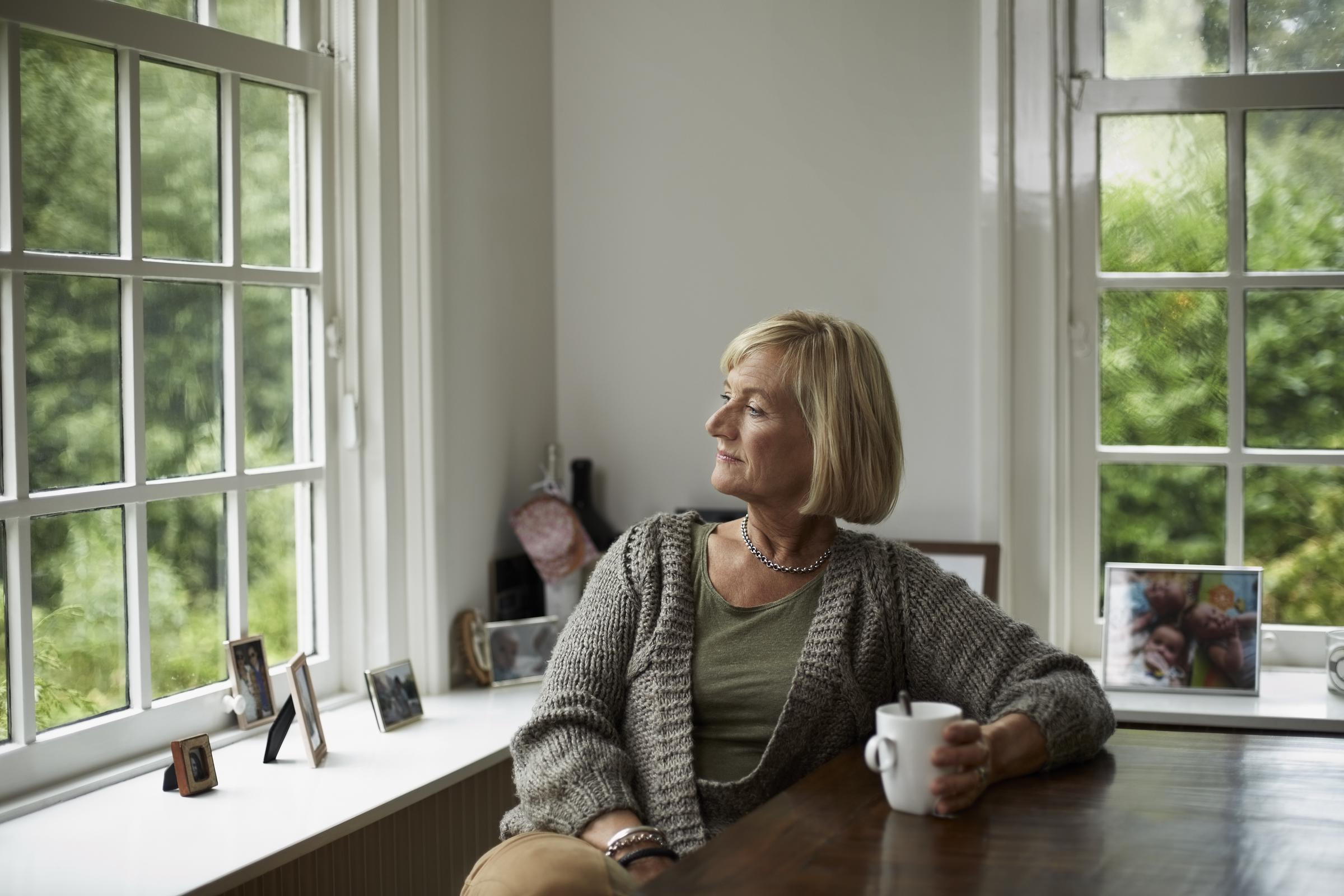 Une femme plongée dans ses pensées | Source : Getty Images