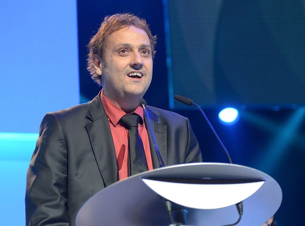 BARCELONE, ESPAGNE - 20 NOVEMBRE : Albert Espinosa accepte le prix de la "Meilleure série télévisée nationale pour Polseres Vermelles" lors du gala des Onda Awards 2013 au Gran Teatre del Liceu, le 20 novembre 2013 à Barcelone, en Espagne. | Photo : Getty Images