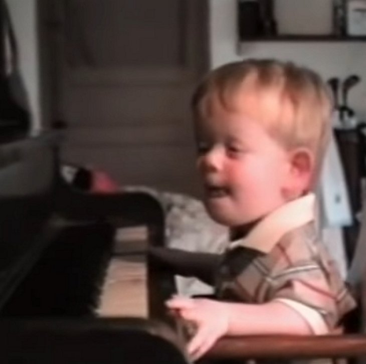 Patrick devant son premier piano. l Source: YouTube/Dawn's Heartfelt Corner