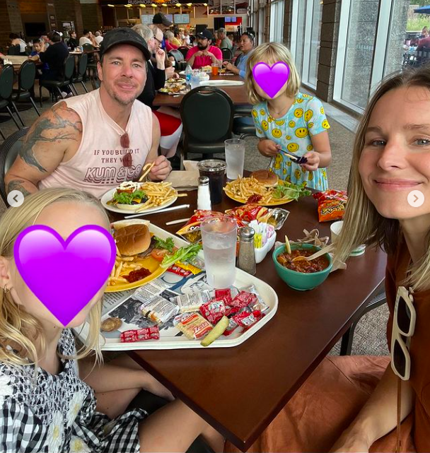 Dax Shepard et Kristen Bell posant pour une photo avec leurs filles, Delta et Lincoln, postée le 19 août 2022 | Source : Instagram/kristenanniebell