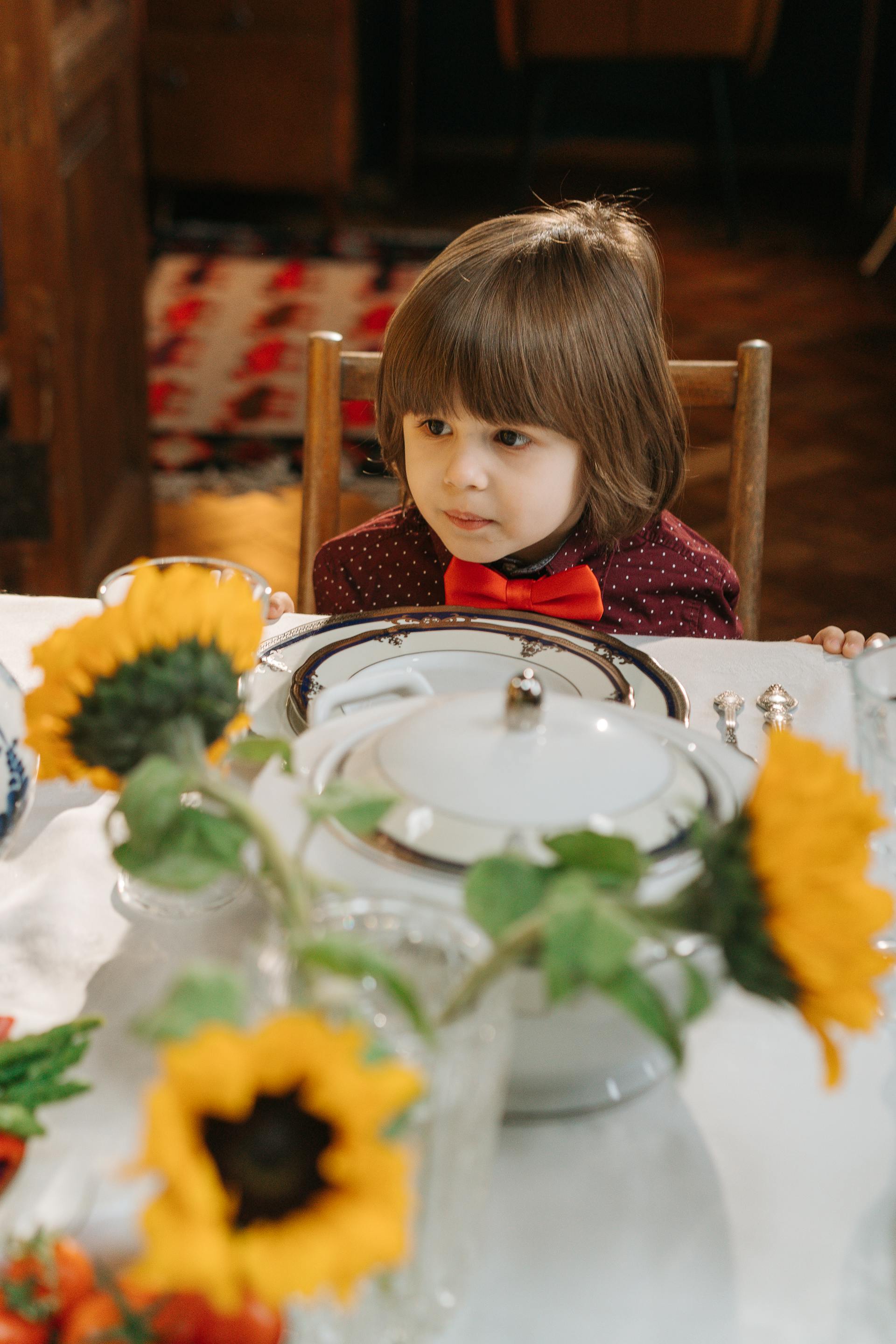 Un jeune enfant qui regarde fixement quelqu'un | Source : Pexels