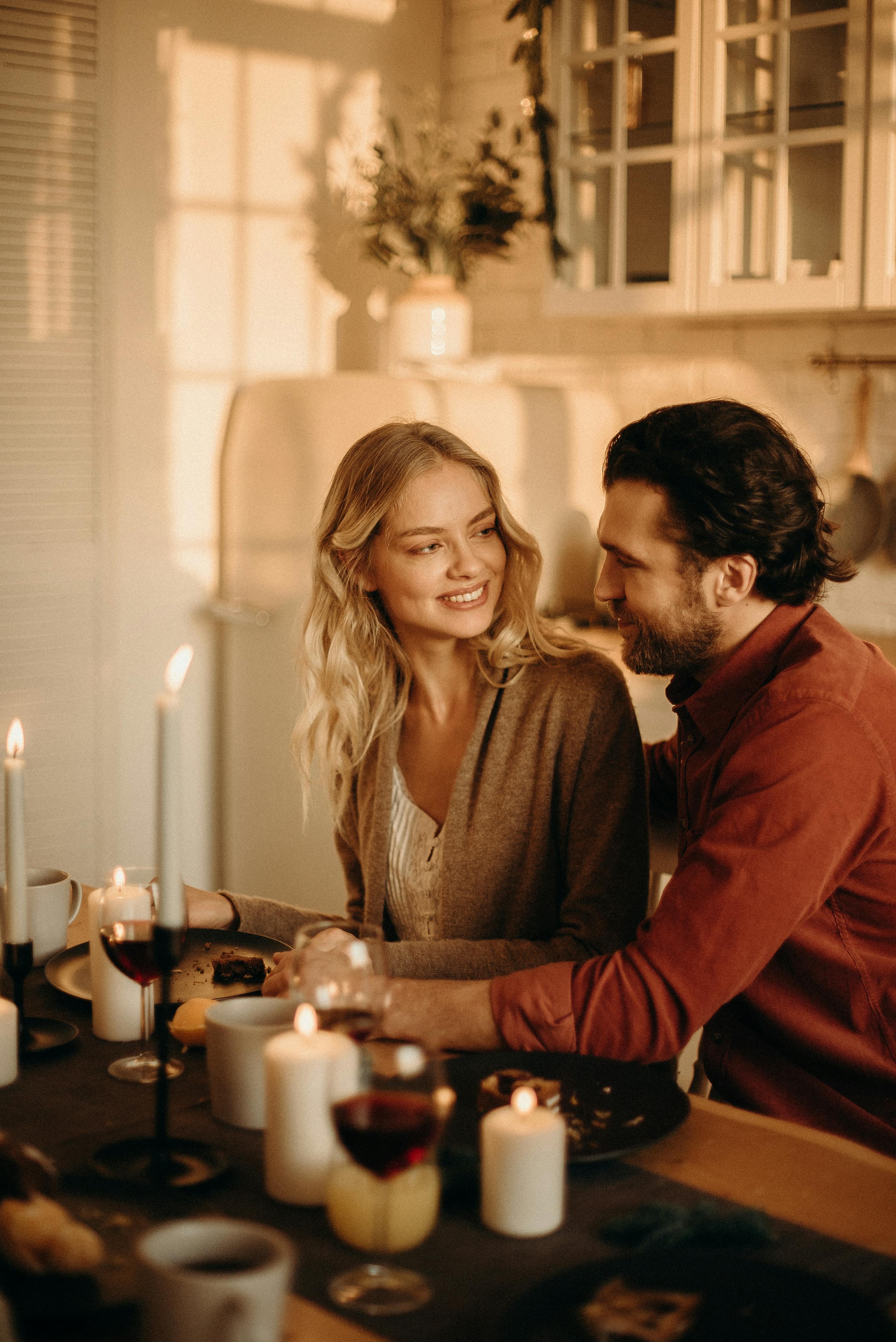 Un couple profitant d'un repas romantique et de boissons | Source : Pexels