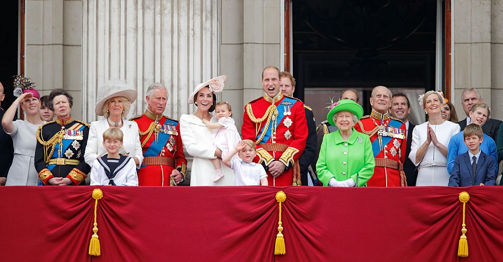 La reine Elizabeth II heureuse au milieu des membres de sa famille. І Source : Getty Images