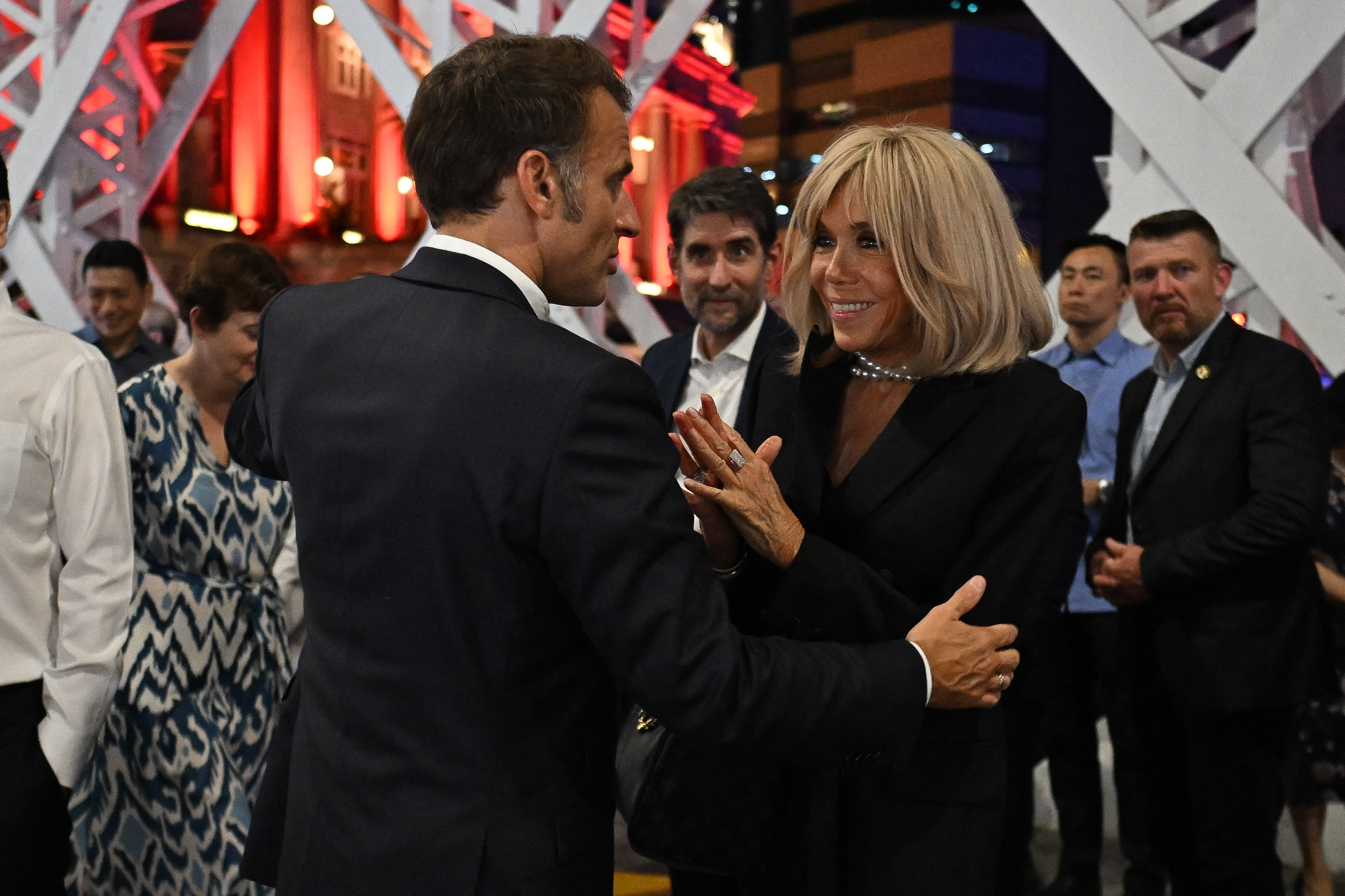 Le 29 mai 2025, Emmanuel et Brigitte photographiés en train de visiter l'exposition d'art "Two Rivers" sur le pont Anderson de Singapour. Cette apparition a eu lieu quelques jours seulement après que l'incident controversé de l'avion ait attiré l'attention de tous. Malgré les gros titres, le couple a maintenu son programme diplomatique à l'étranger.