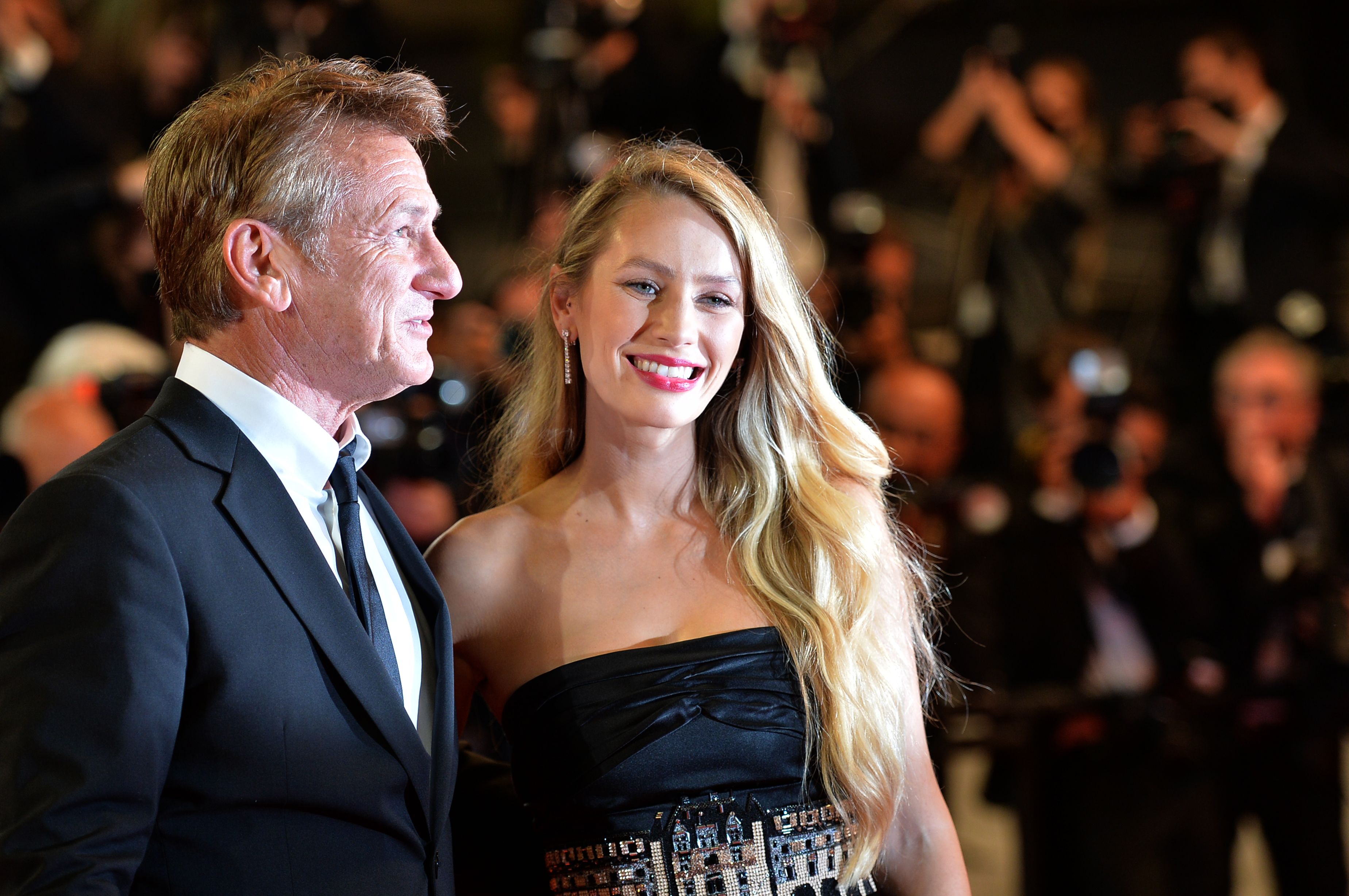 Sean Penn et sa fille l'actrice Dylan Penn assistent à la "Journée du drapeau" lors du 74e Festival de Cannes annuel en 2021 | Source : Getty Images