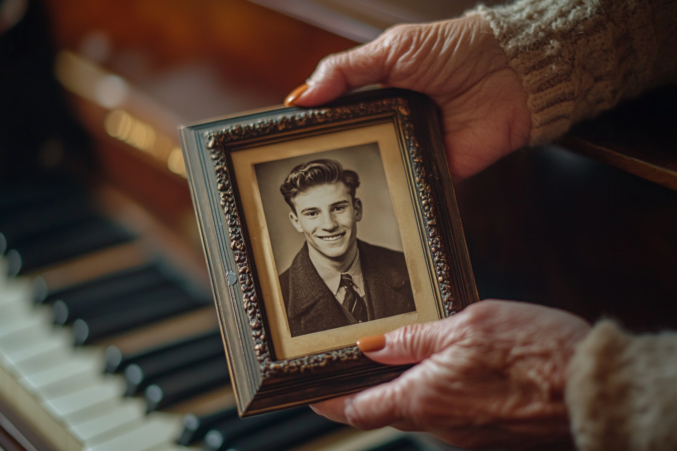 Gros plan d'une dame âgée tenant une photo encadrée d'un homme | Source : Midjourney