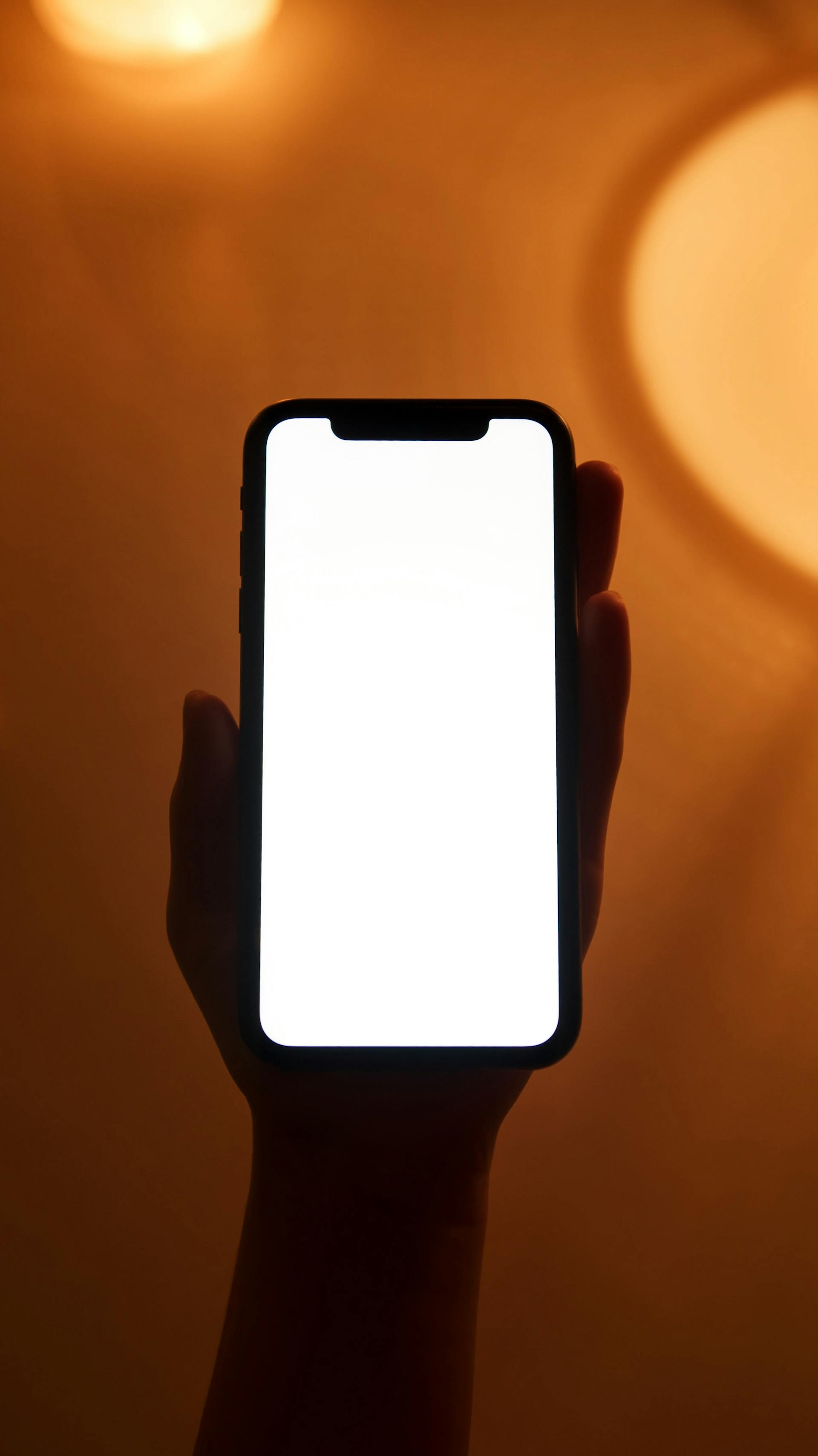 Une personne tenant un téléphone portable | Source : Pexels