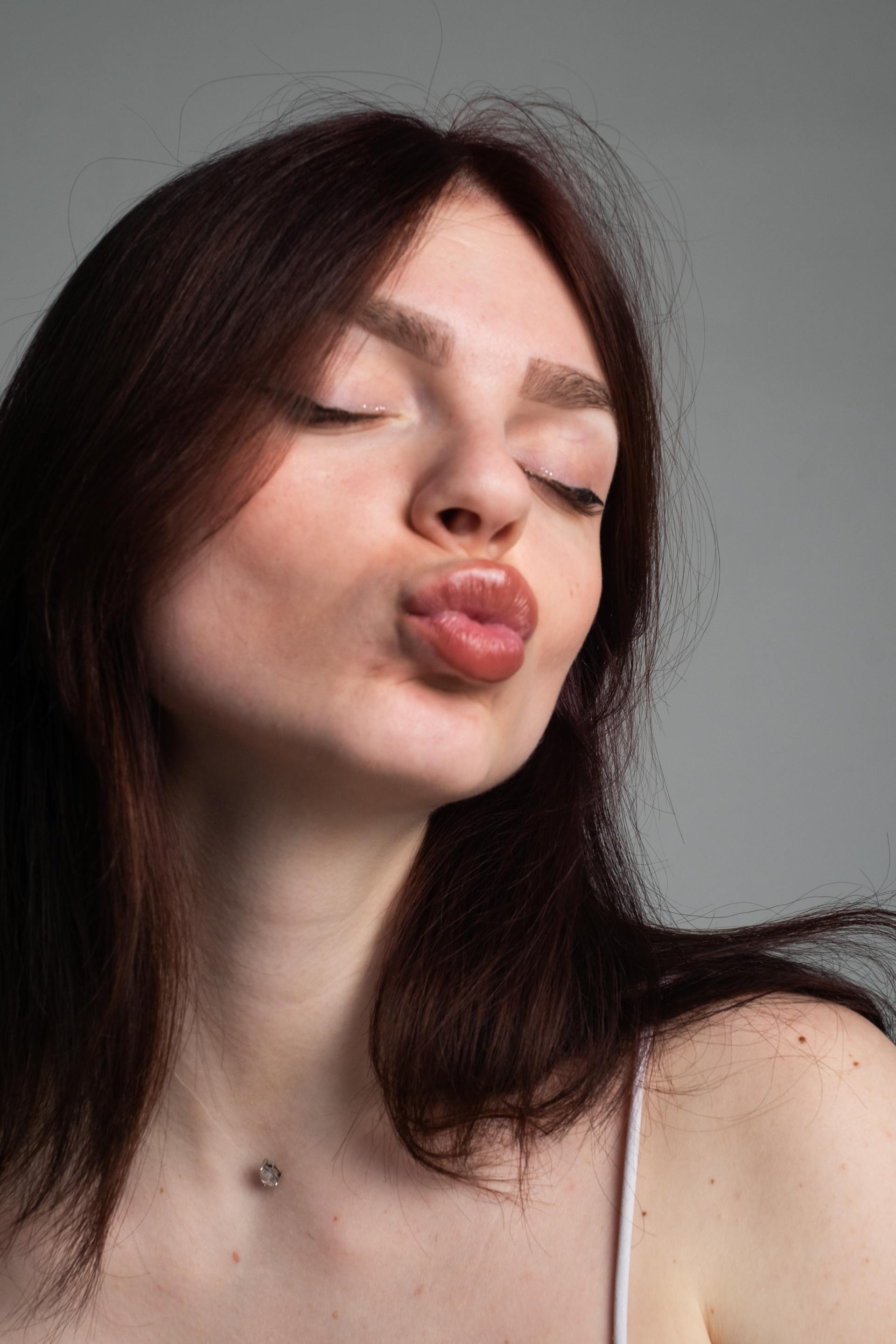 Une femme se pinçant les lèvres | Source : Pexels