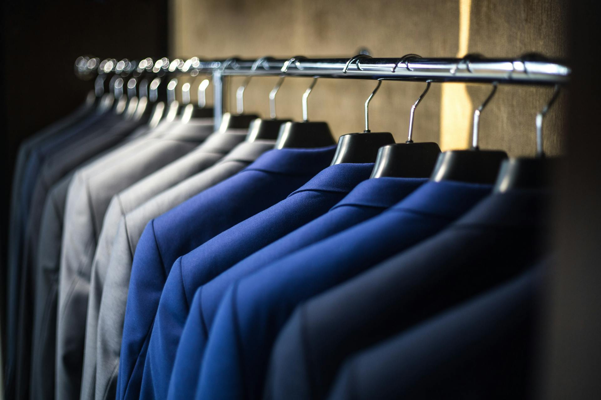 Costumes suspendus dans un placard | Source : Pexels