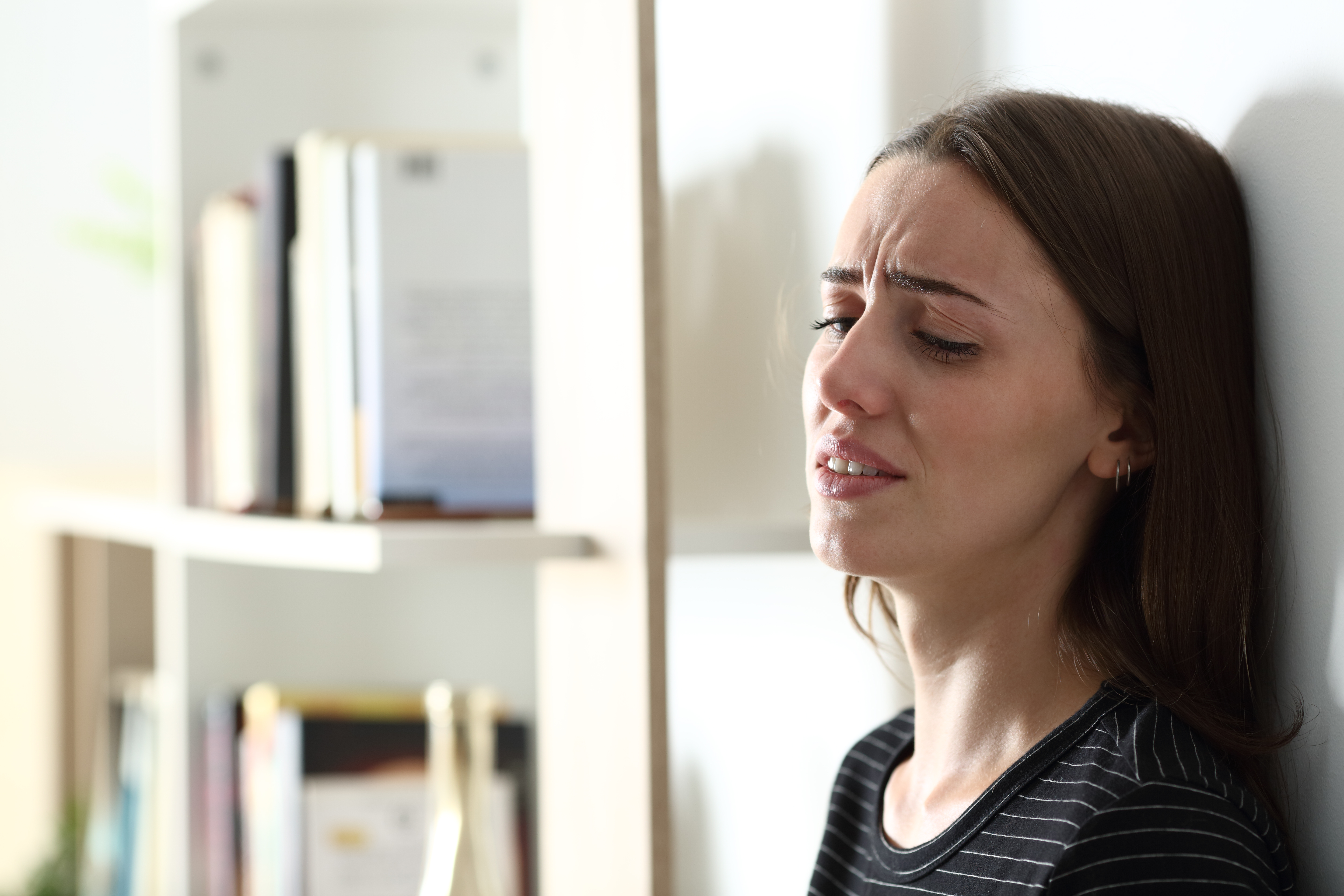 Une femme qui pleure | Source : Shutterstock