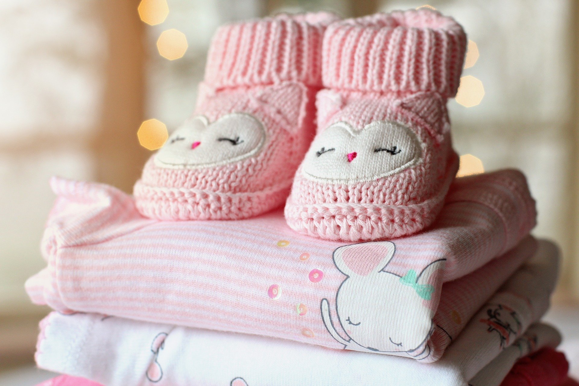 Des vêtements pour bébé. | Photo : Pixabay