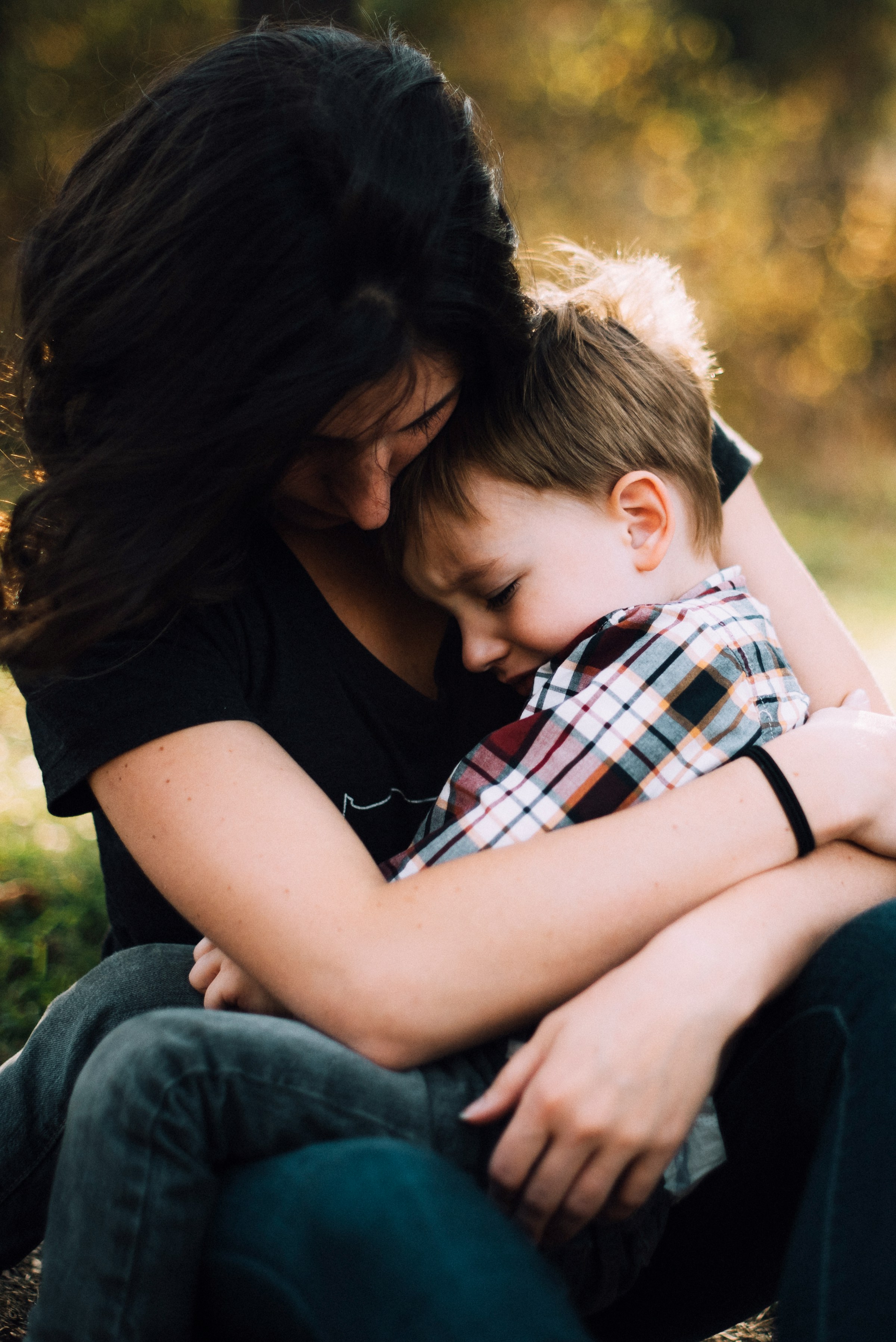 Une femme étreint un petit garçon en pleurs | Source : Unsplash