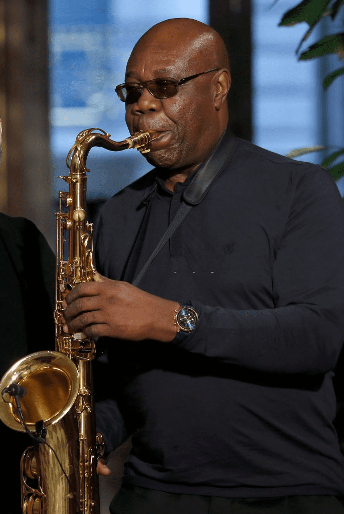 Le saxophoniste franco-camerounais Manu Dibango se produit à la fin du spectacle Franck Sorbier Printemps Été 2018 dans le cadre de la Fashion Week à Paris, le 24 janvier 2018 à Paris, France. | Photo : Getty Images