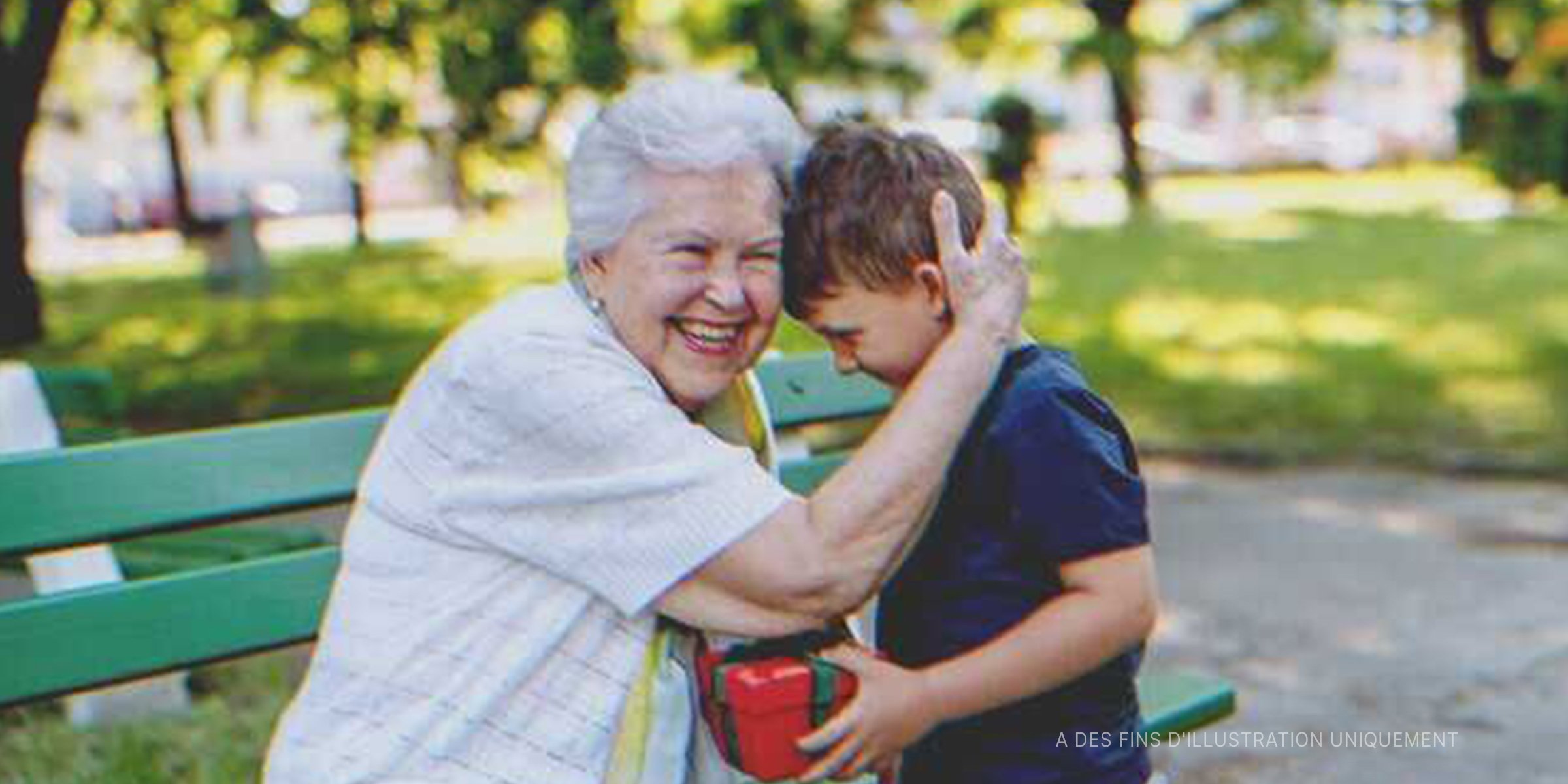 Un enfant offrant un cadeau à une vieille dame | Photo : Shutterstock