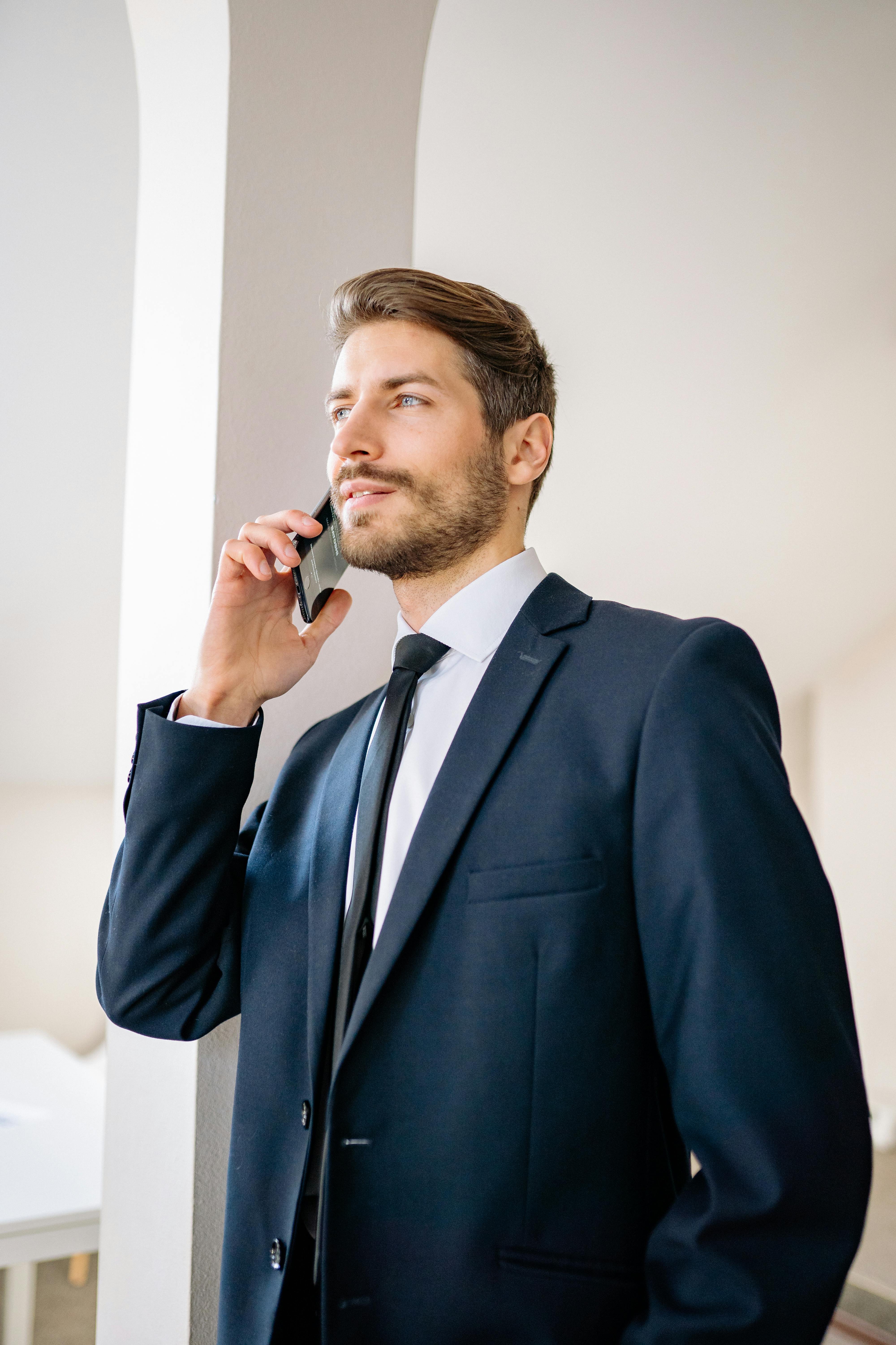 Un homme qui parle au téléphone | Source : Pexels