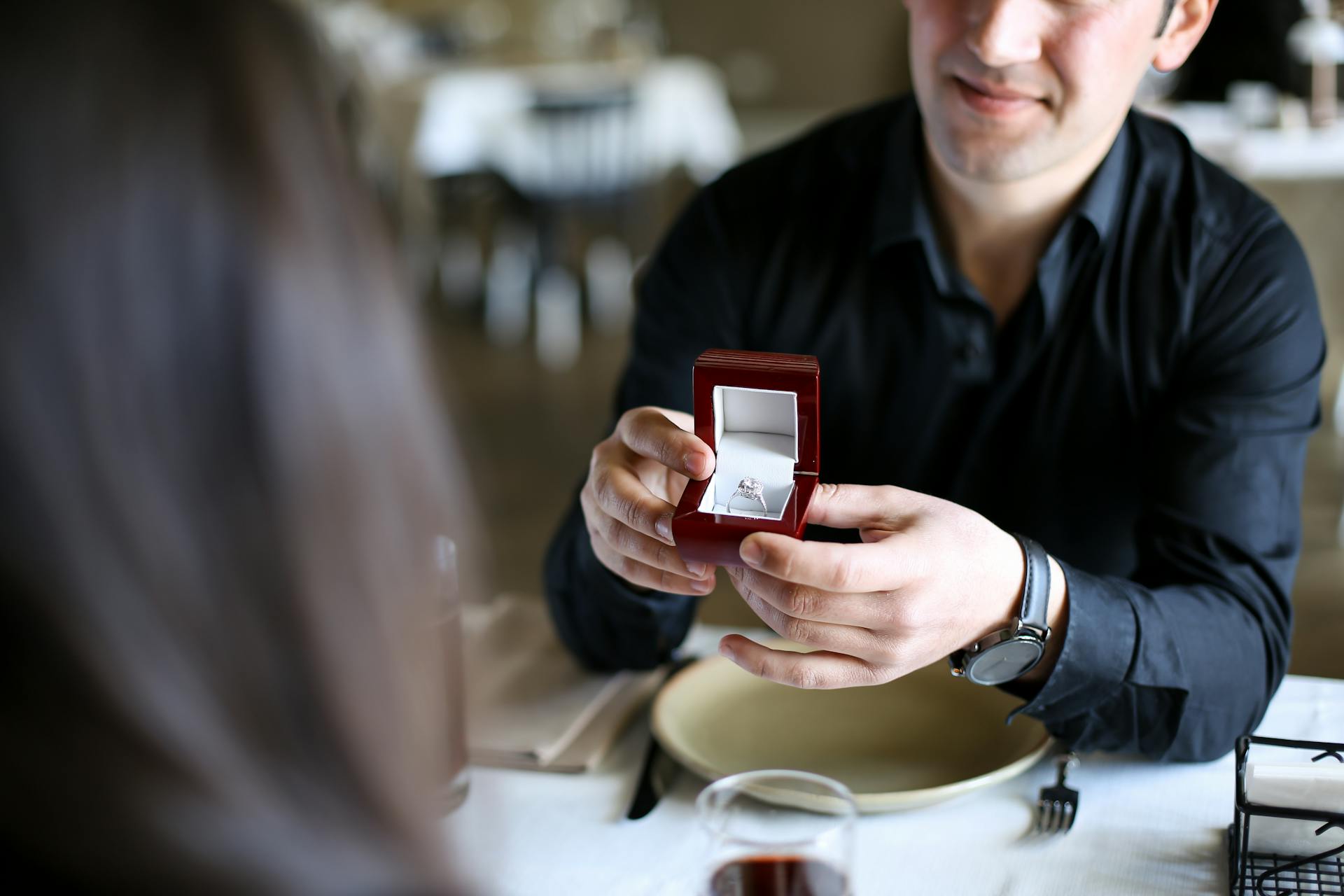 A man holding a ring box | Source: Pexels