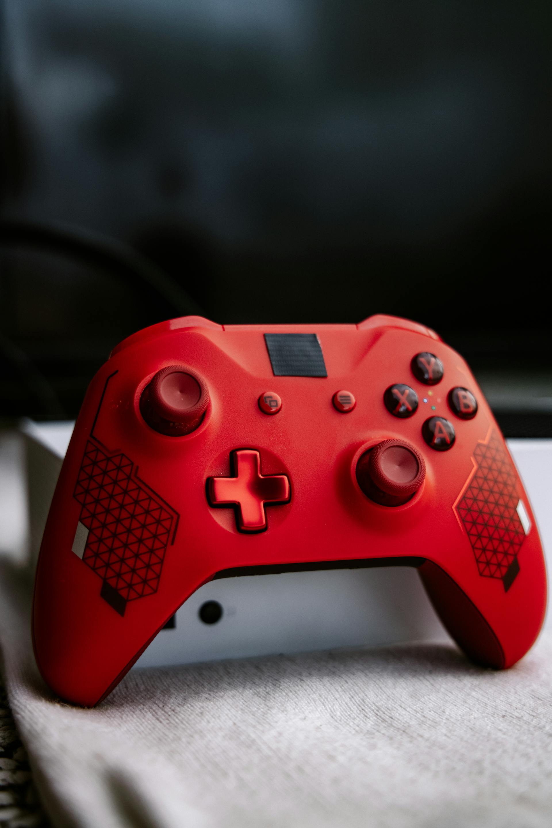 Gros plan sur une manette de Xbox rouge | Source : Pexels