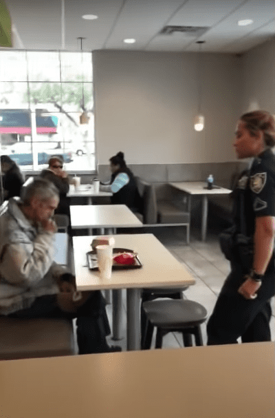 James Owens, un homme âgé sans abri, a été mis à la porte du McDonald's de Myrtle Beach après avoir été invité à manger par un client. | Source : youtube.com/Jovan YN