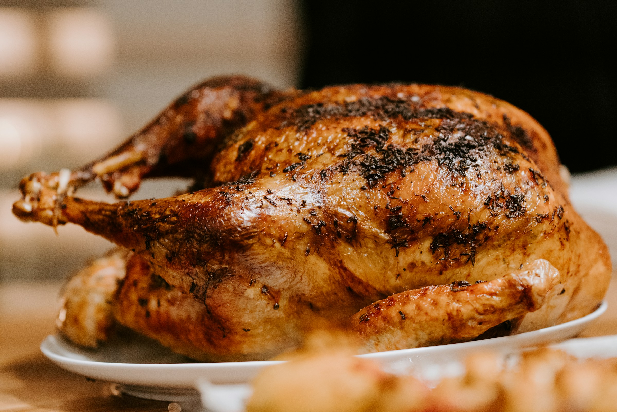 Poulet rôti sur une assiette | Source : Unsplash