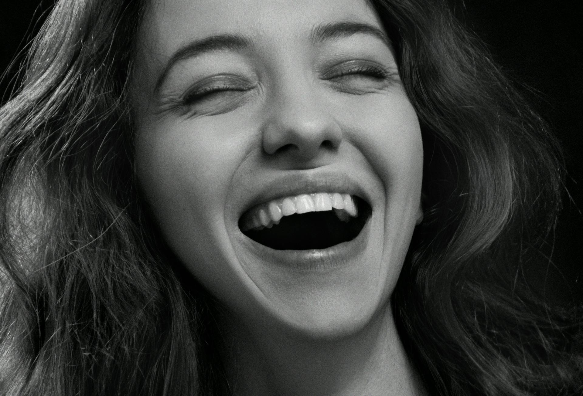 Une femme qui rit | Source : Pexels