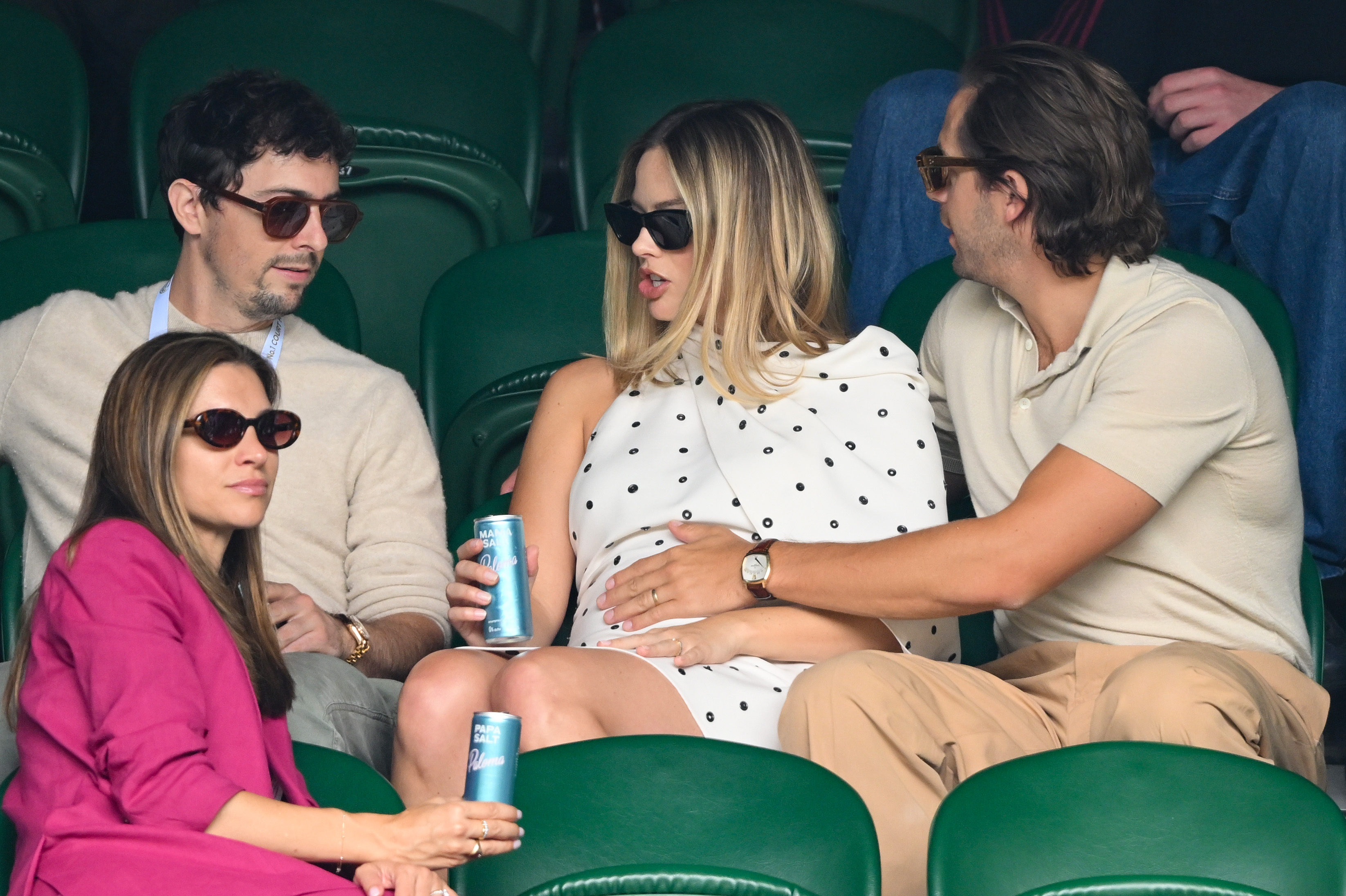 Josey McNamara, Margot Robbie et Tom Ackerley au bord du court central lors de la douzième journée des championnats de tennis de Wimbledon à Londres, en Angleterre, le 12 juillet 2024 | Source : Getty Images