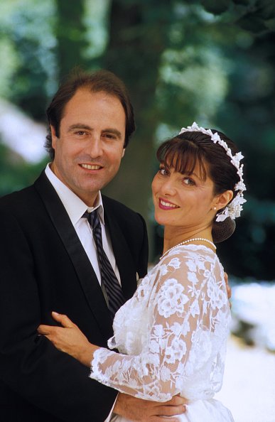 Portrait du chanteur Michel Delpech et Geneviève Garnier-Fabre le jour de leur mariage. | Photo : Getty Images.