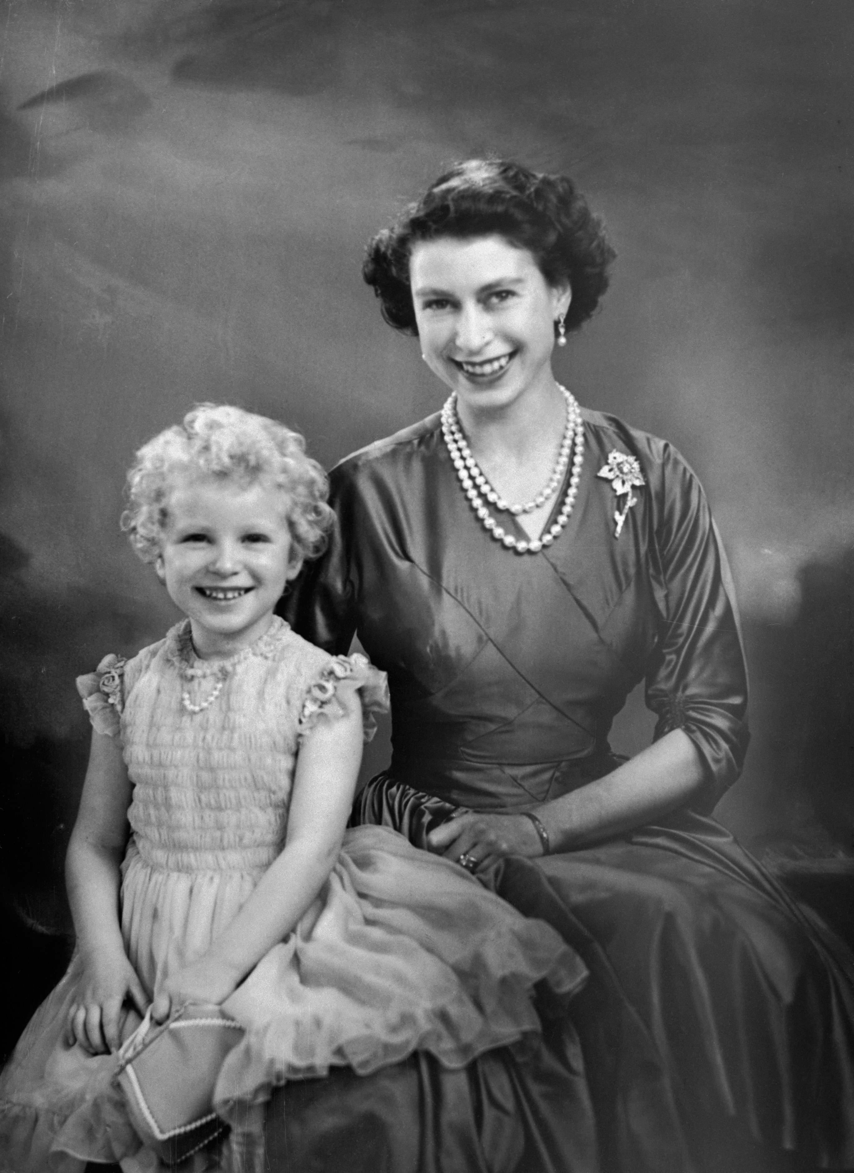 La princesse Anne et feu la reine Élisabeth II posant pour un portrait vers 1954. | Source : Getty Images