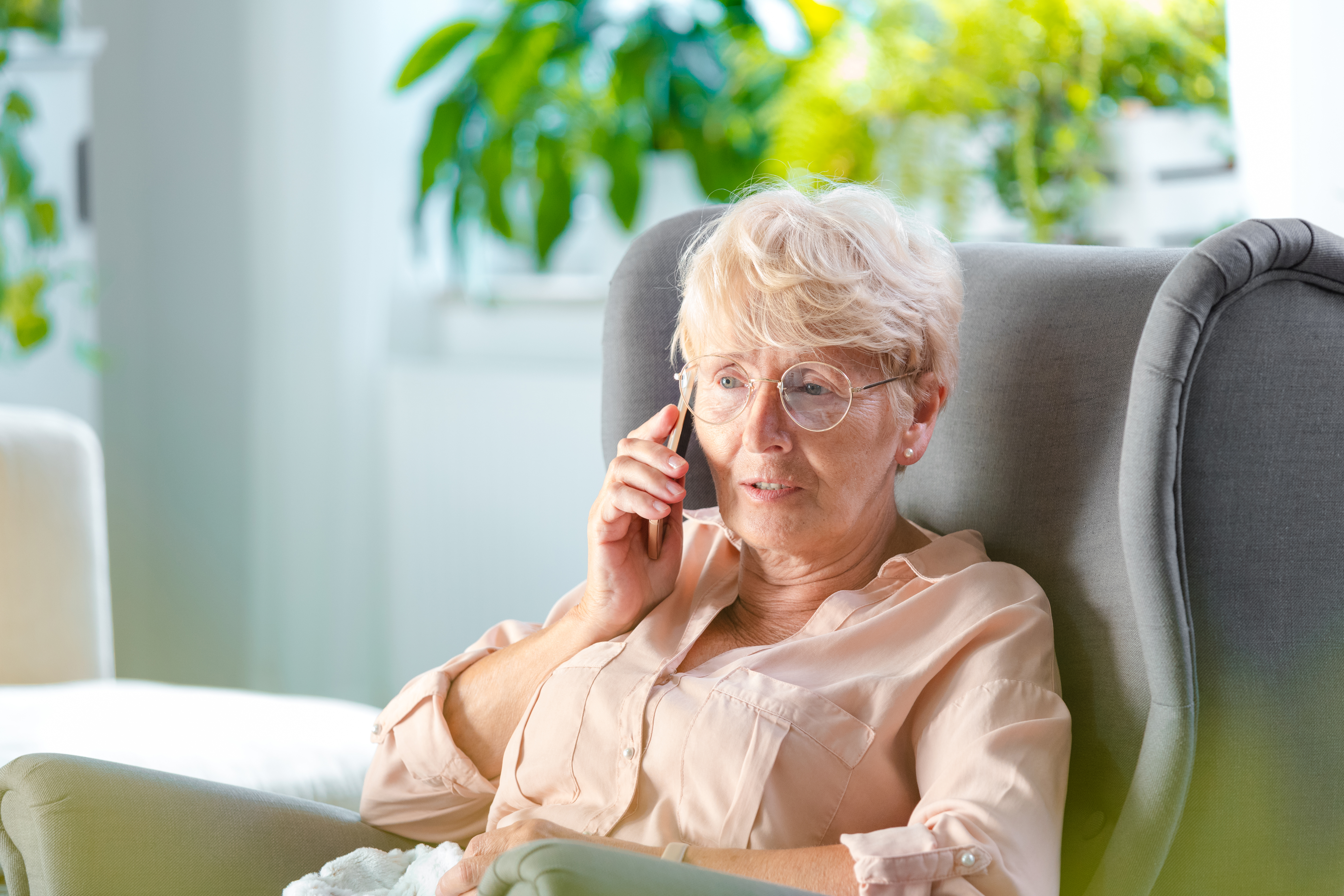 Femme âgée parlant au téléphone portable | Source : Getty Images