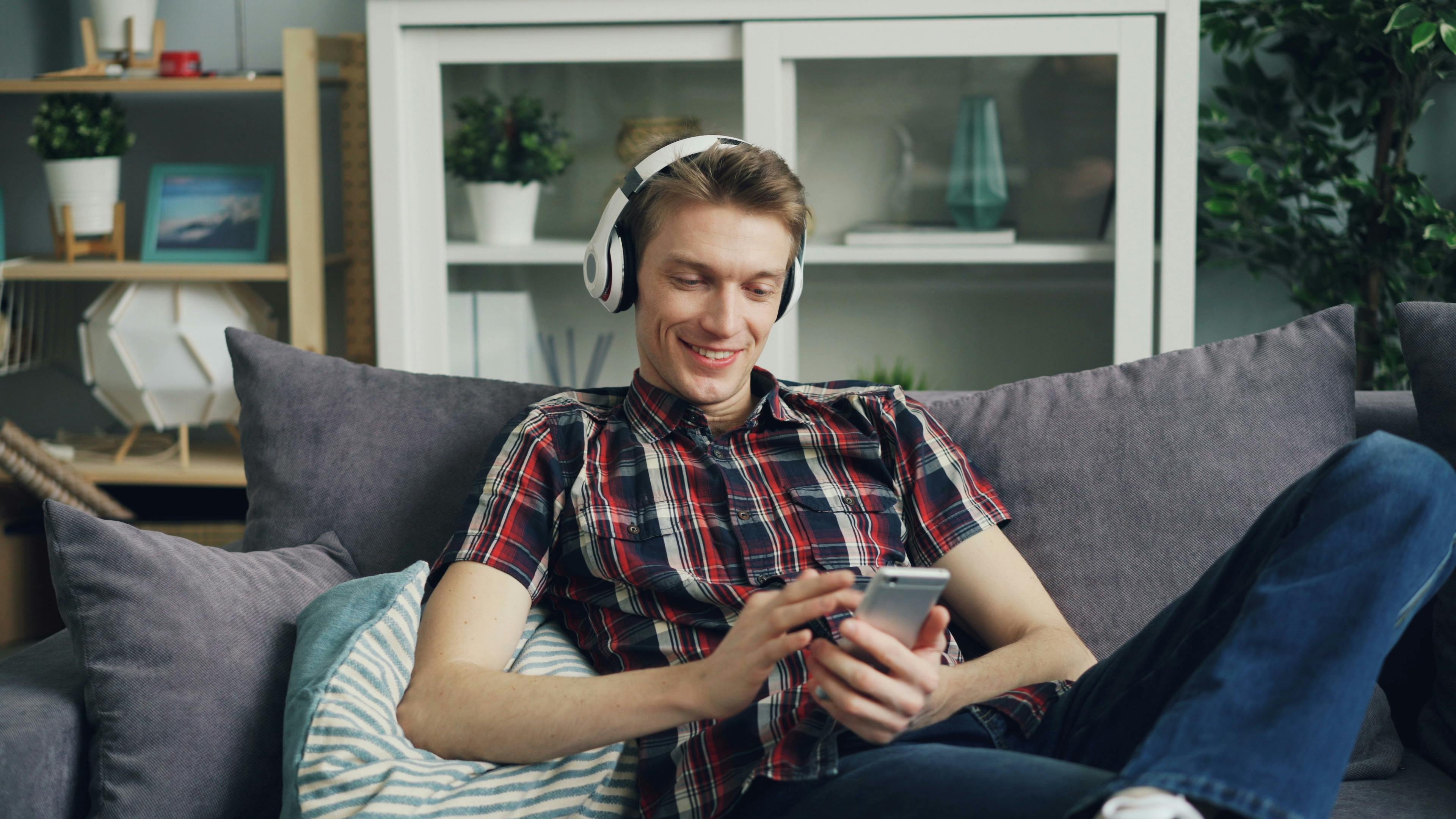 Un homme qui se détend sur le canapé | Source : Pexels