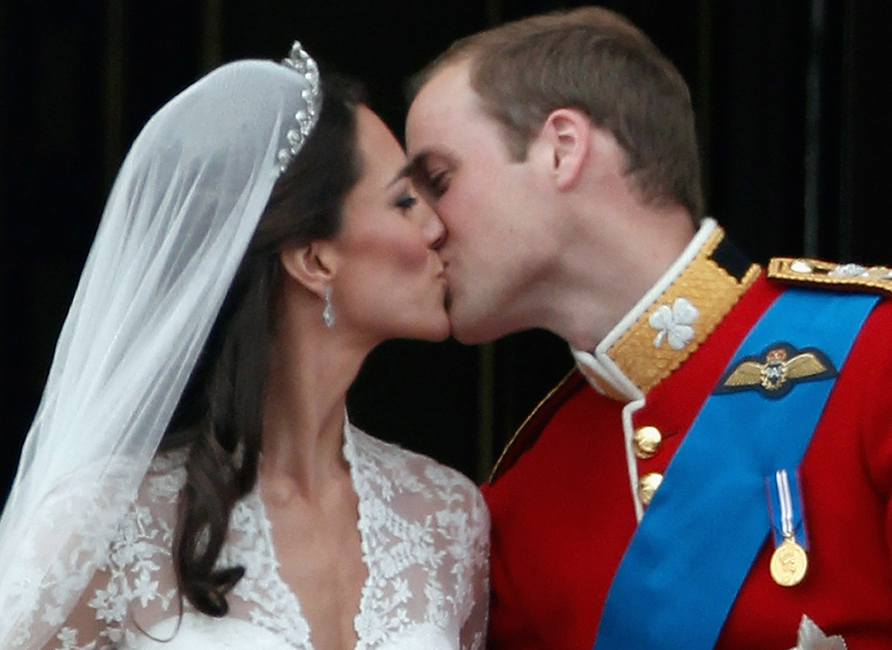 Catherine Middleton et le prince William s'embrassent sur le balcon du palais de Buckingham, le 29 avril 2011, à Londres, en Angleterre. | Source : Getty Images