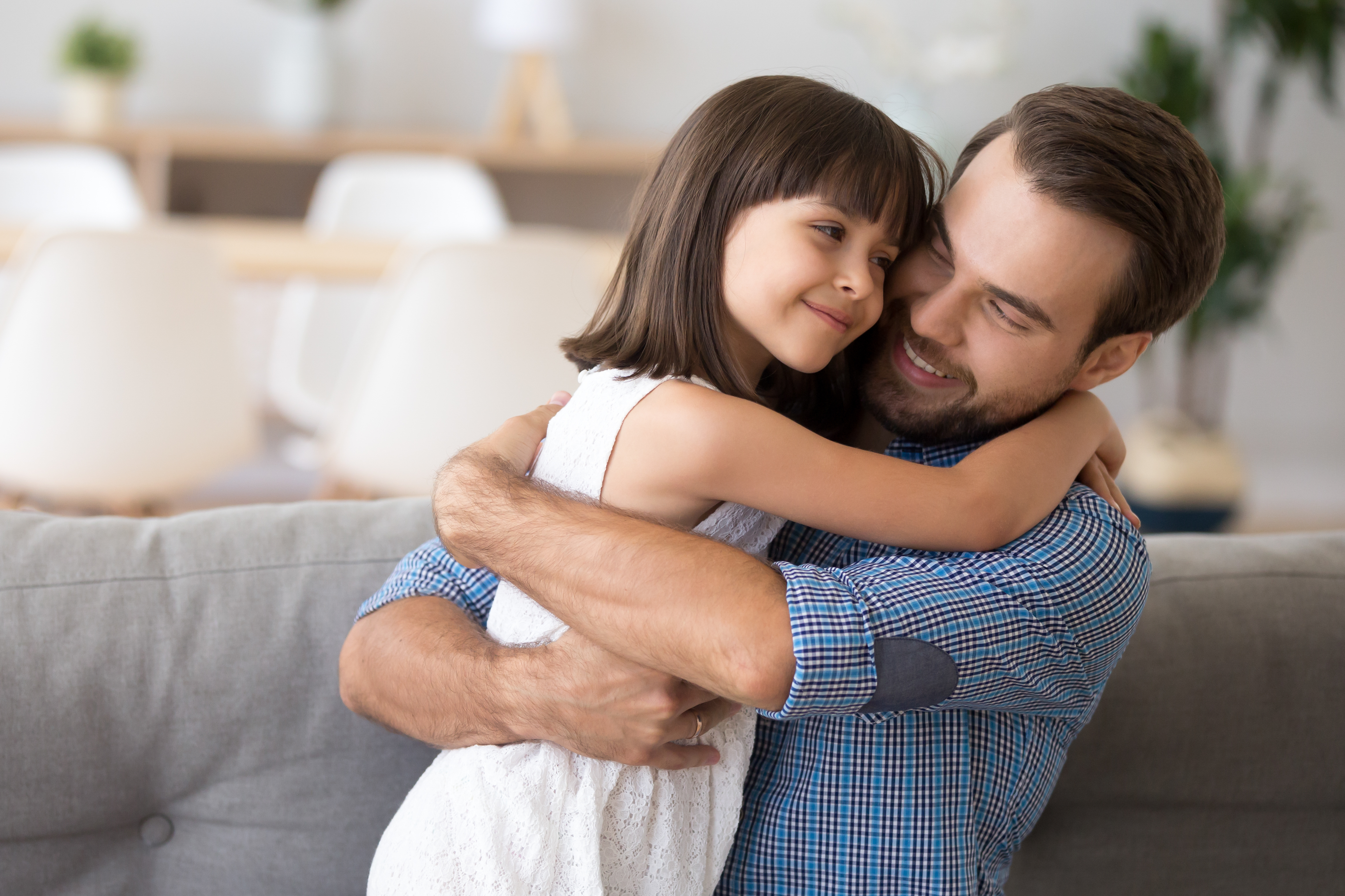 Un père et sa fille se serrant dans les bras | Source : Shutterstock