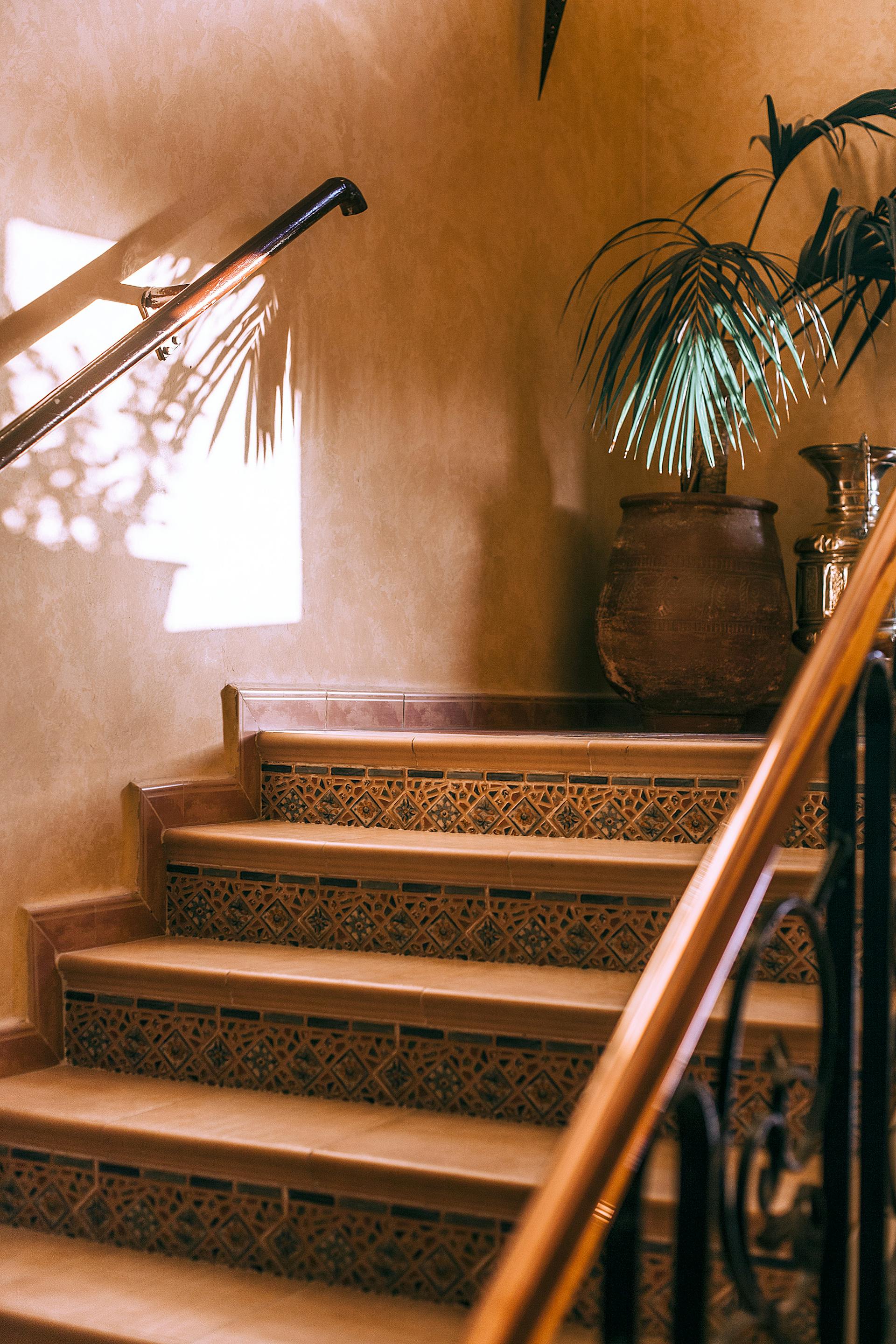 Un escalier en pierre de couleur brune dans une maison | Source : Pexels
