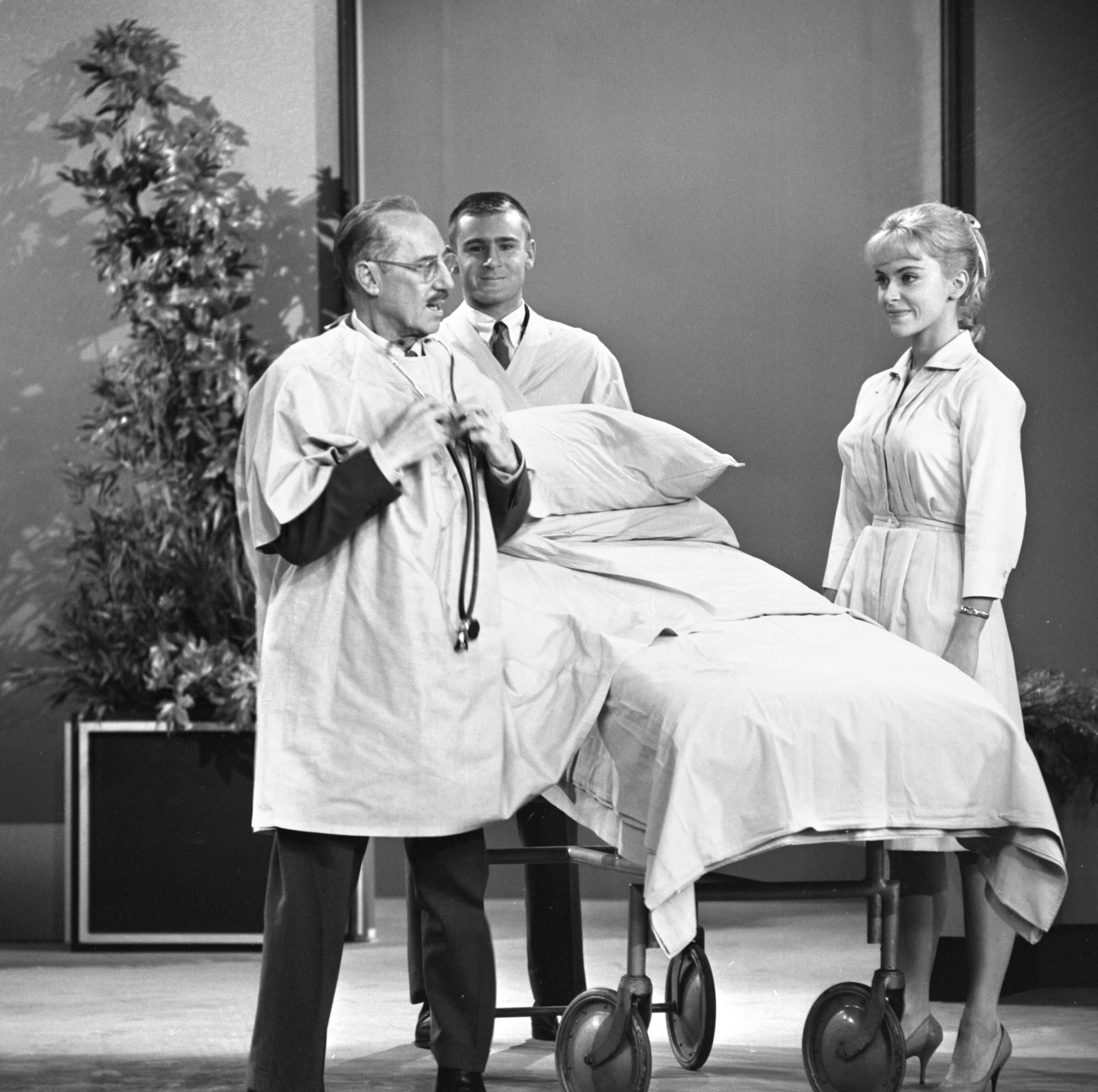 L'actrice dans un numéro d'ouverture animé par Groucho Marx le 6 décembre 1961 à Los Angeles. | Source : Getty Images