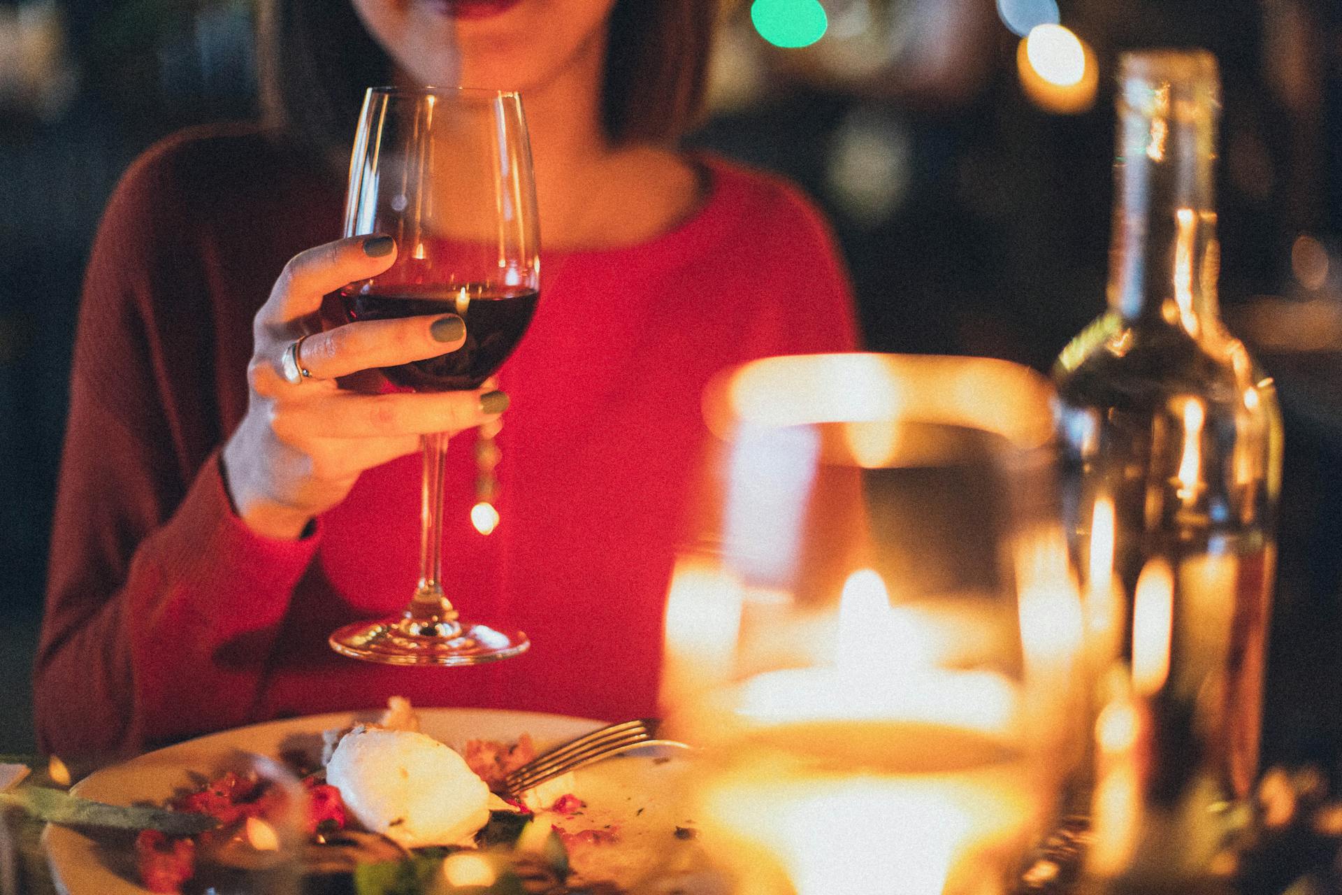 Une femme à table | Source : Pexels