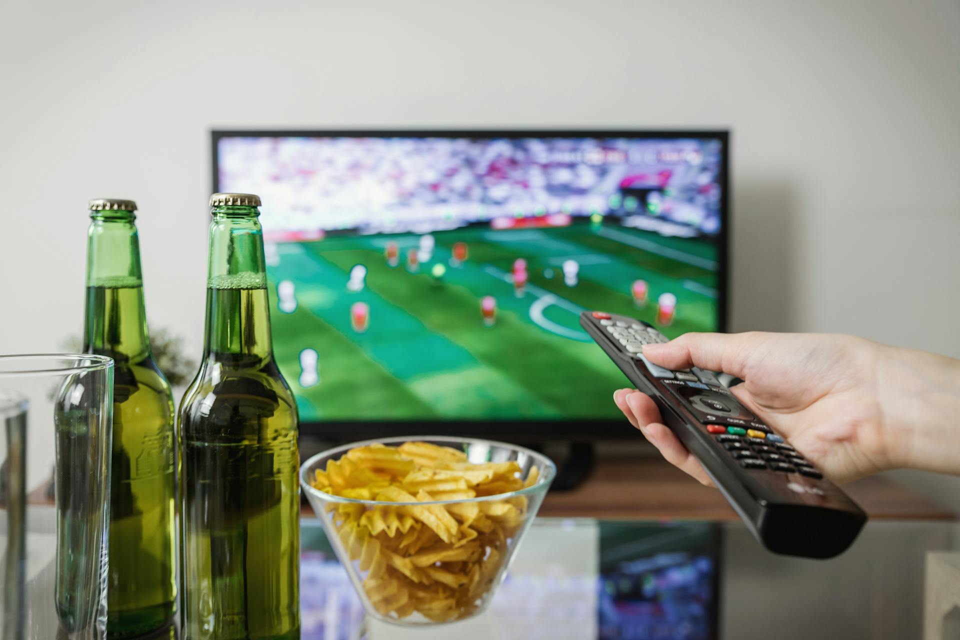 Une personne regardant le sport à la télévision | Source : Pexels