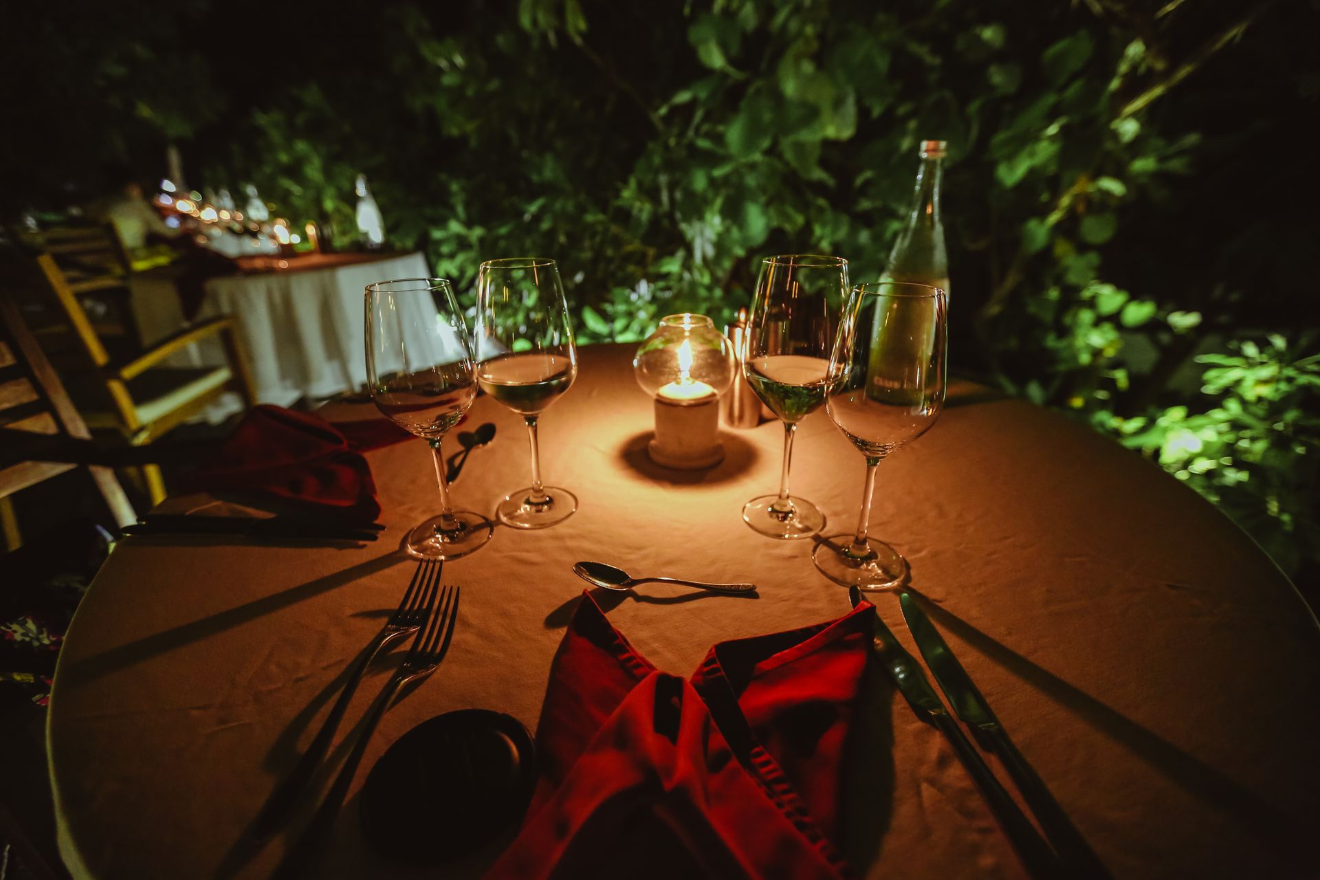 Une table avec des verres | Source : Pexels