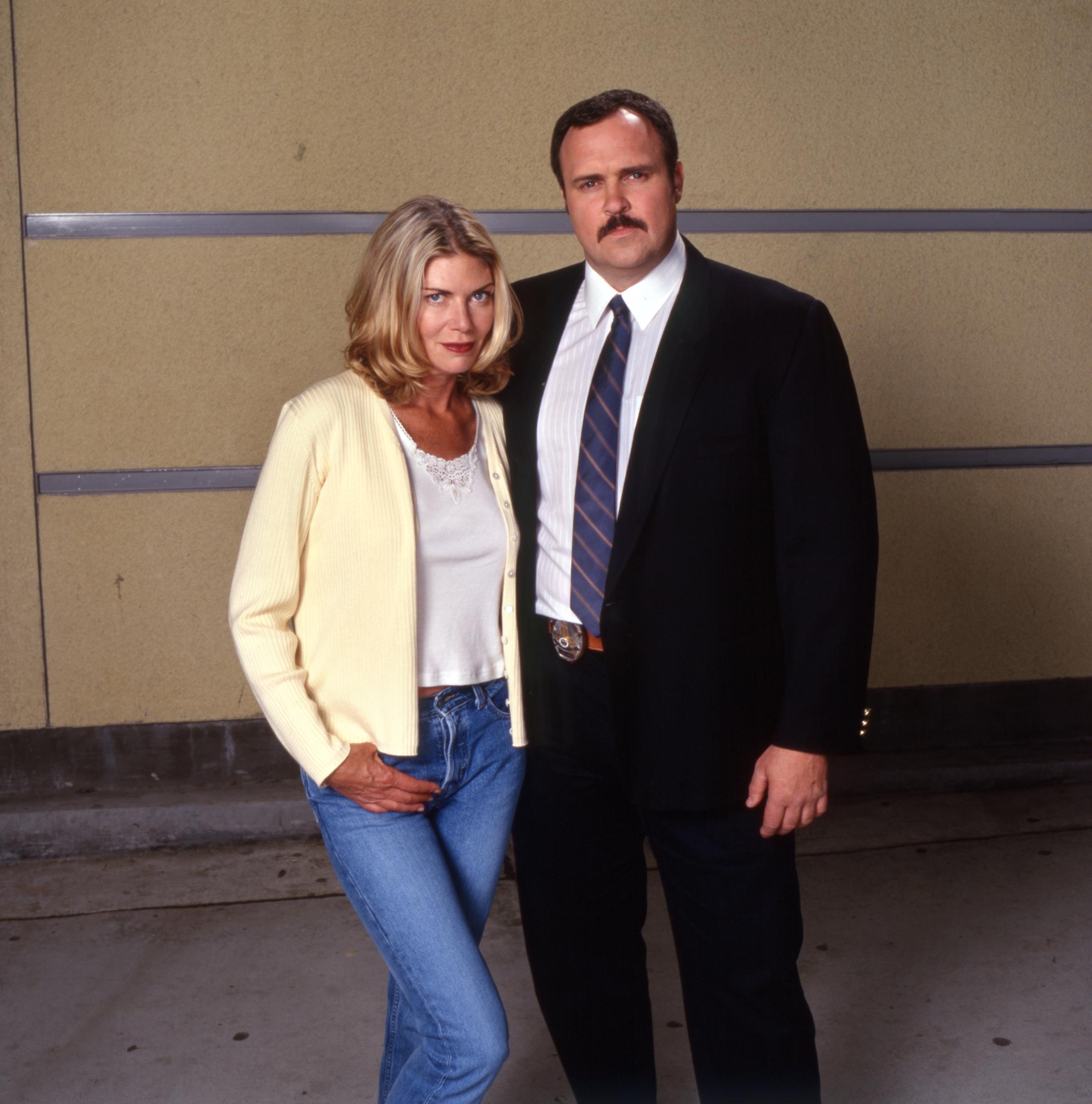 Kelly McGillis et Gary Basaraba pendant le pilote de "Cold Shoulder" de la chaîne de télévision CBS, le 1er janvier 2000. | Source : Getty Images