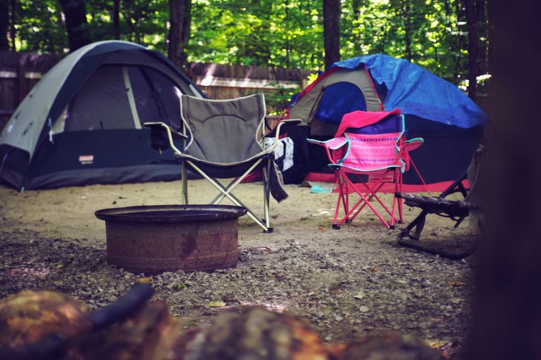 Ava et Mia ont été invitées à un voyage de camping, mais cela a conduit à un accident mortel. | Source : Pexels