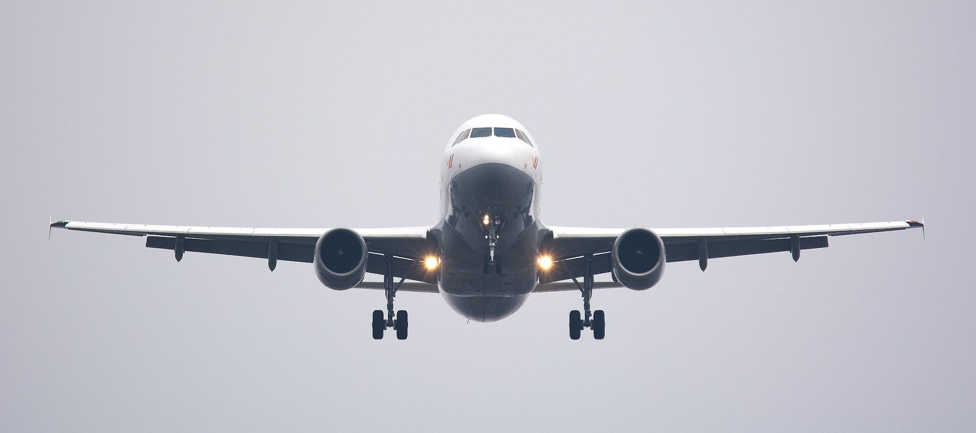 Un avion dans le ciel | Source : Pexels